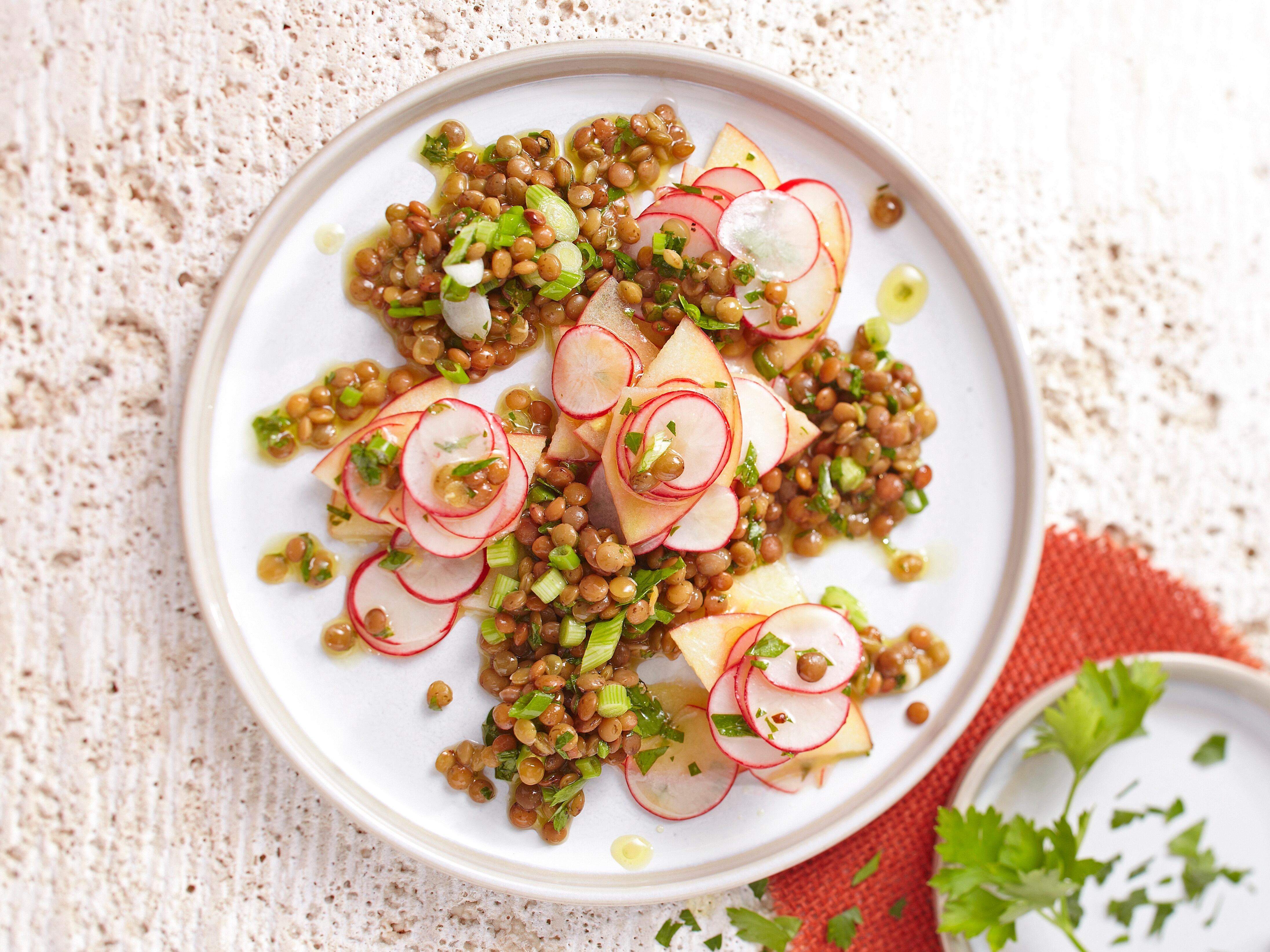 Ensalada de lentejas, manzanas y rabanito: otra opción para el verano