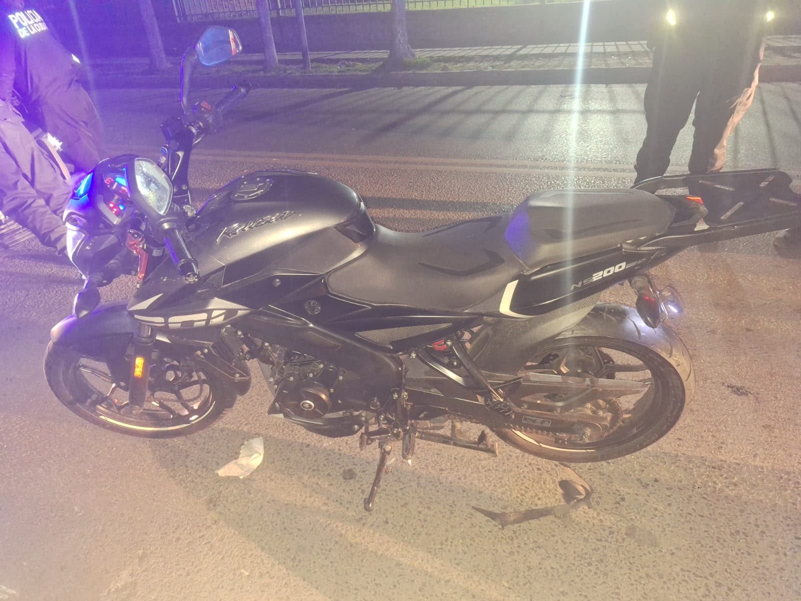 Eludieron un control policial y fueron detenidos tras chocar con un patrullero en una persecución de película en la General Paz 6 La moto secuestrada