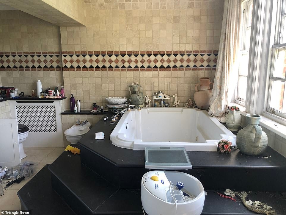 El baño, otro de los ambientes abandonado con todos sus elementos en su lugar