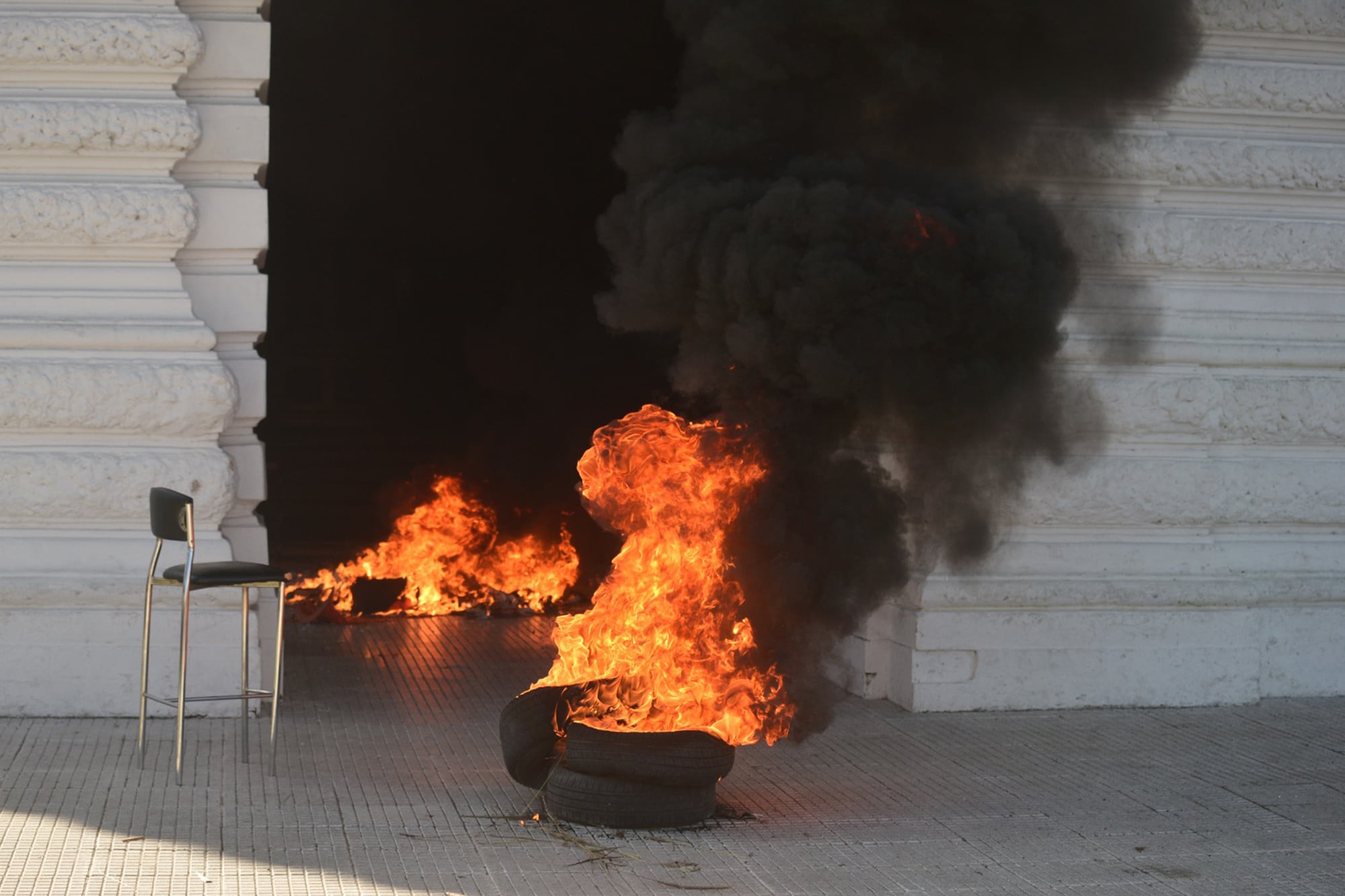 Protestas frente a la Municipalidad de La Plata