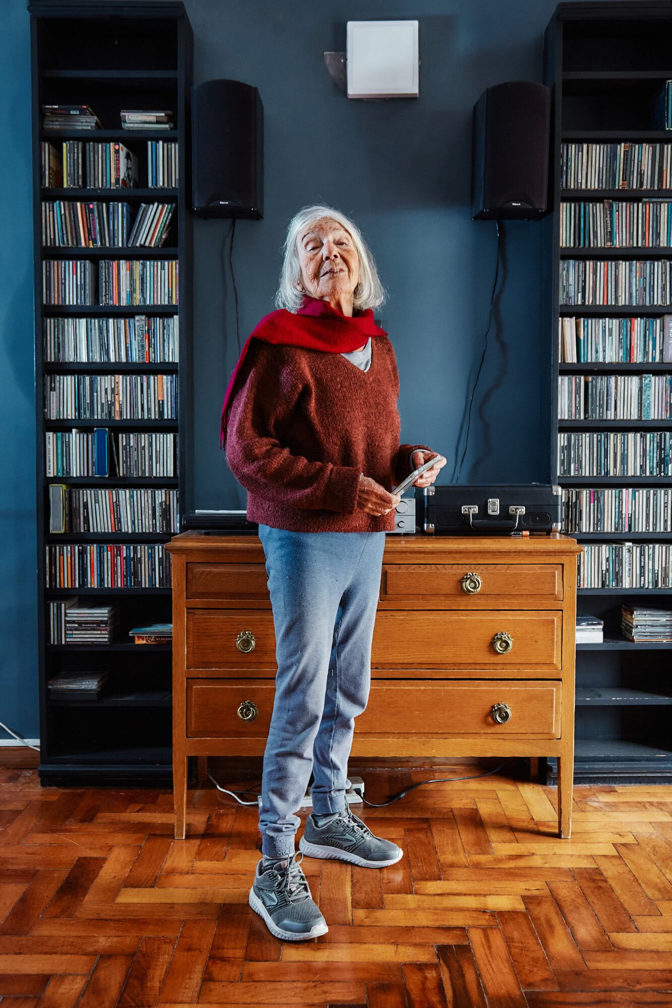 Beatriz Sarlo recibió a LA NACION en 2023 en su departamento de la calle Hidalgo, donde posa rodeada de sus discos