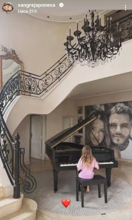 La foto de Magnolia tocando el piano en la casa de Mauro Icardi que publicó la China Suárez (Foto: Instagram @sangrejaponesa)