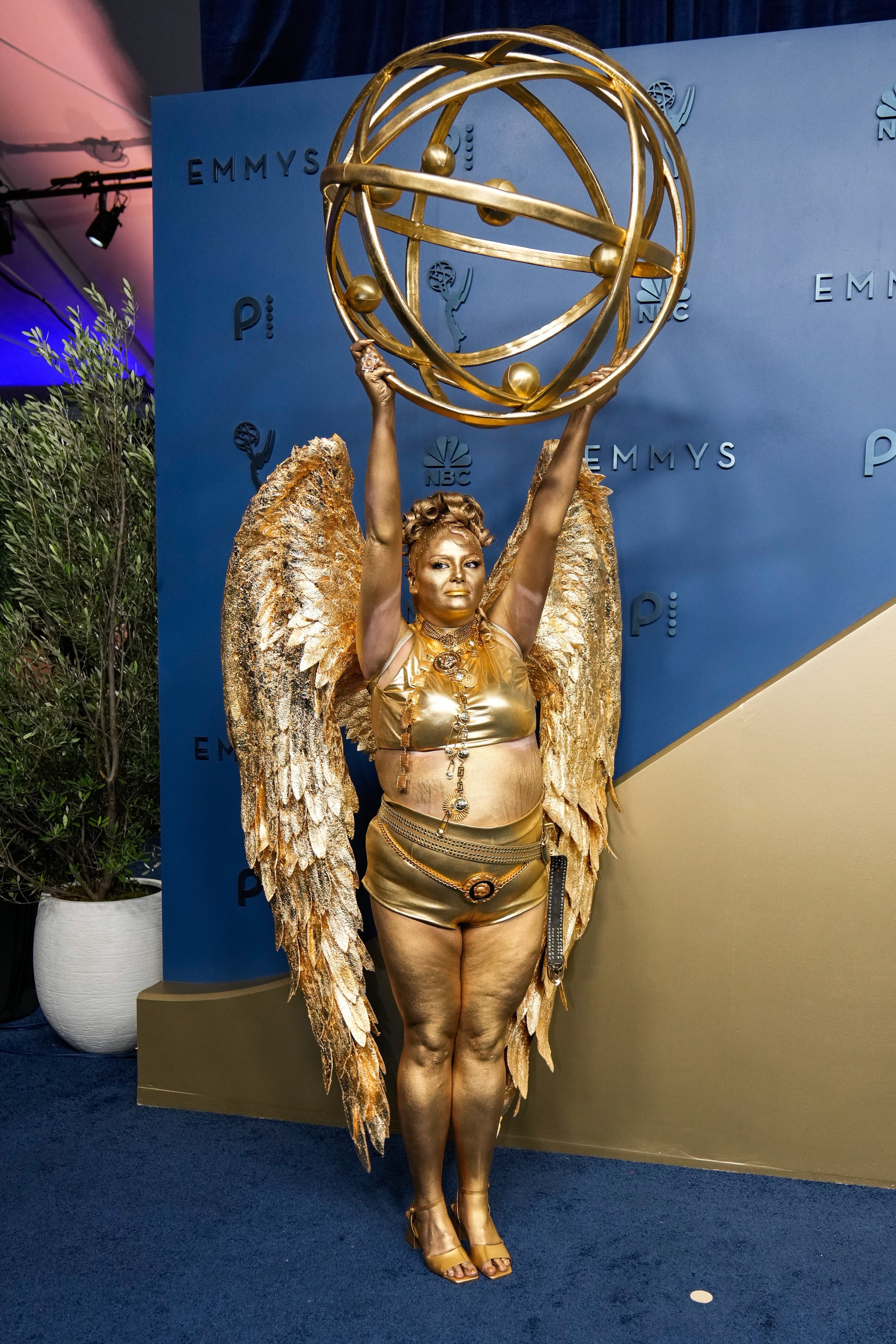 La actriz y comediante Meg Stalter, que integra el elenco de la serie Hawks, llegó a la ceremonia caracterizada como el galardón