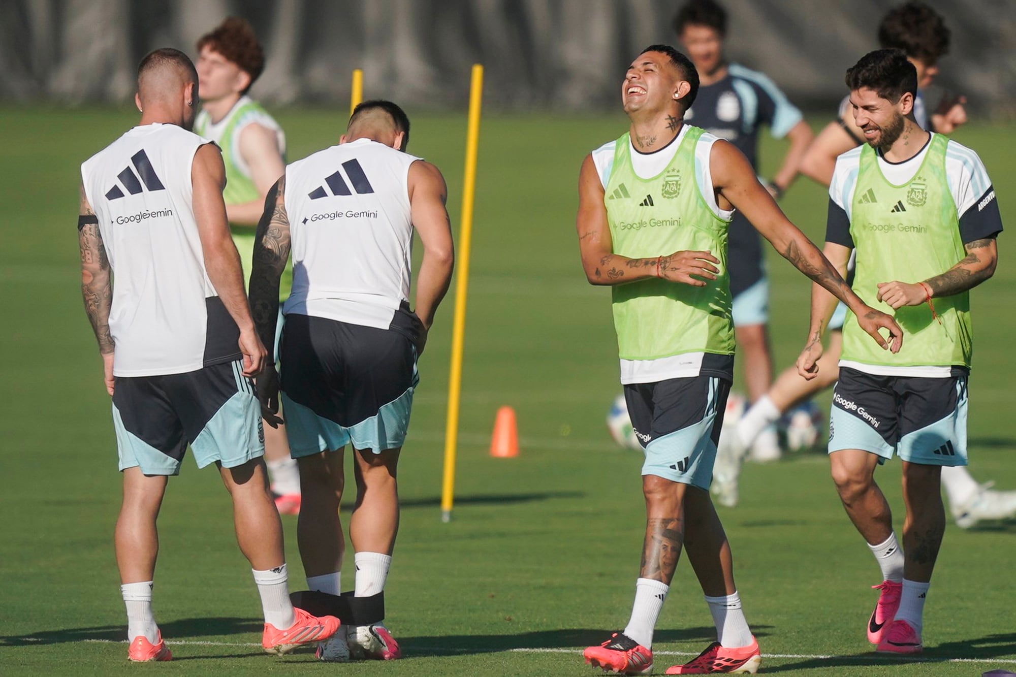 Facundo Medina y Gonzalo Montiel, entre risas durante la práctica de la selección argentina, que se reposiciona en la defensa por las lesiones que la aquejan