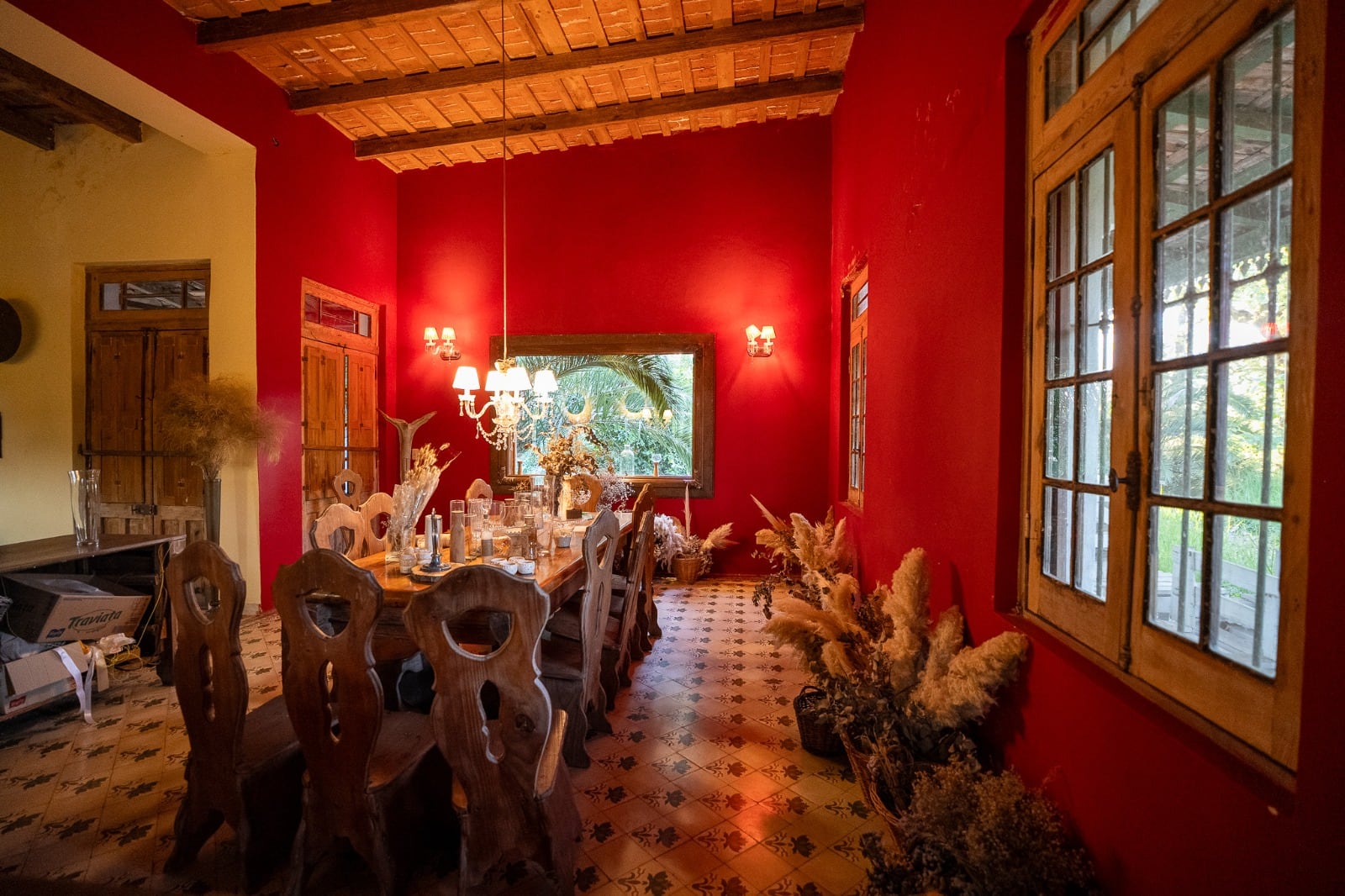 El antiguo comedor con los pisos de cerámica portuguesa de principio del siglo 19 se encuentra intacto