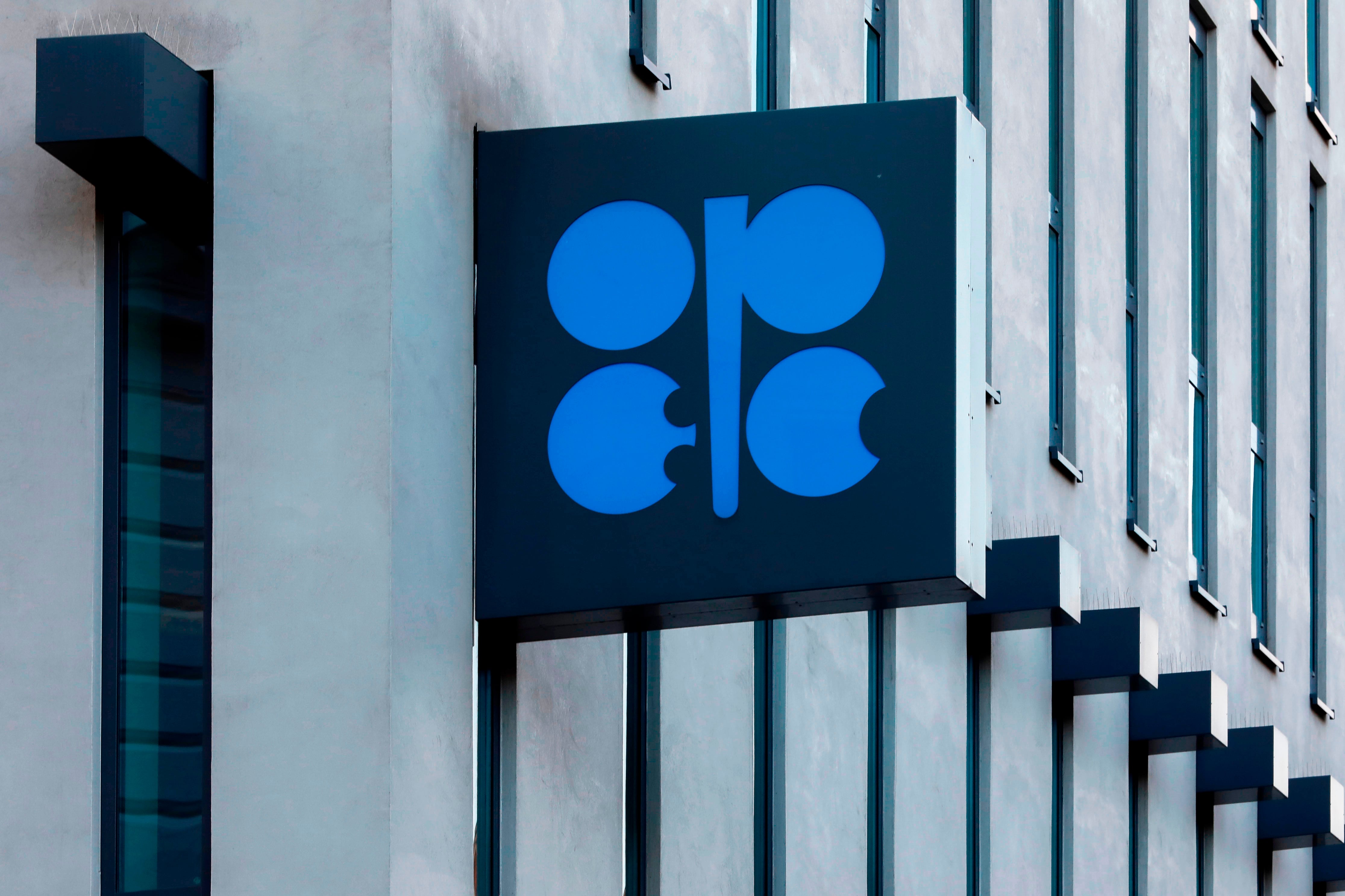 ARCHIVO - El logotipo de la Organización de Países Exportadores de Petróleo (OPEP) se ve en el exterior de la sede de la OPEP en Viena, Austria, el jueves 3 de marzo de 2022. (AP Foto/Lisa Leutner/Archivo)