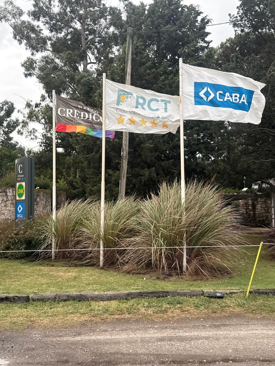 Banderas en el ingreso a RCT