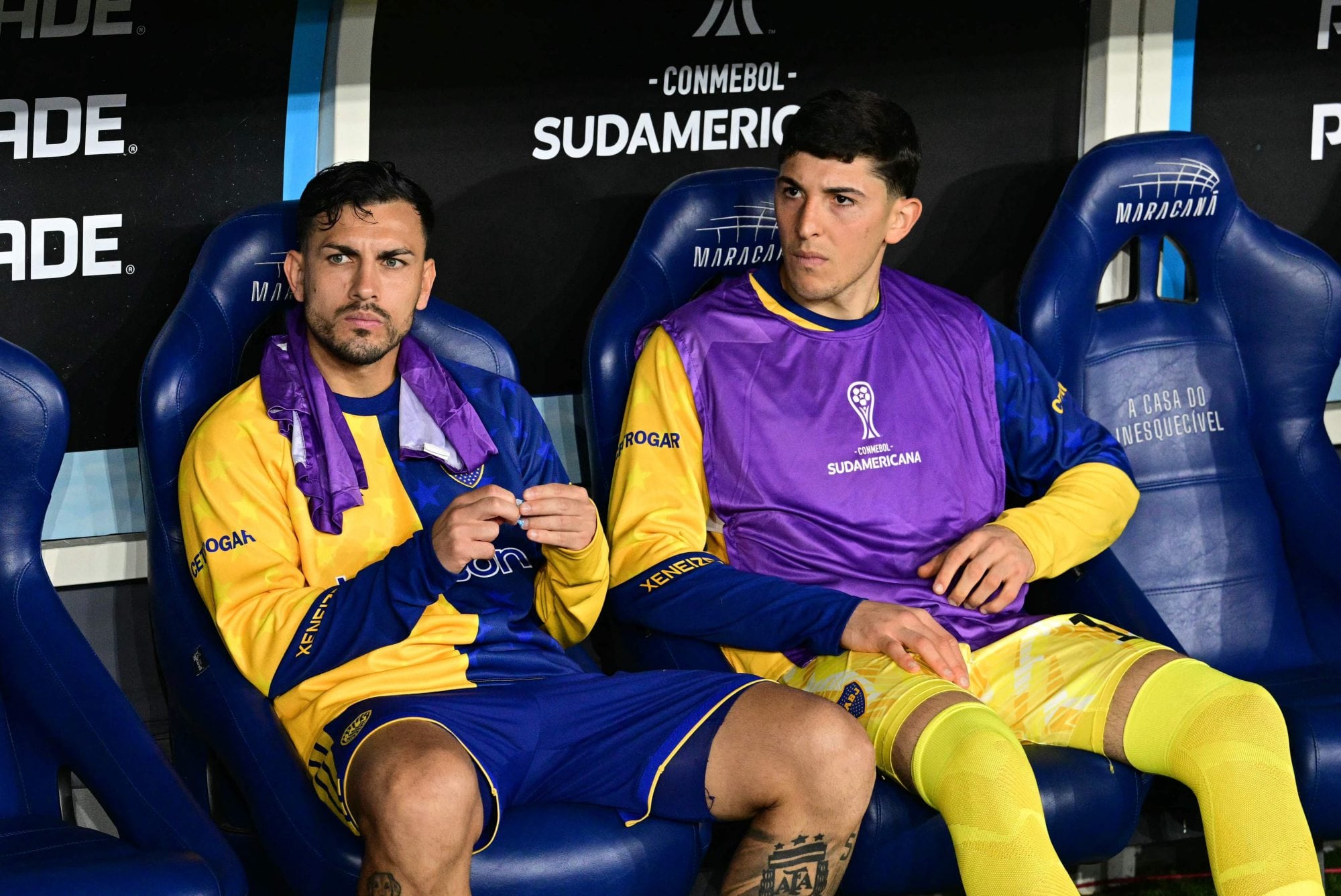 En el banco de suplentes, Leandro Paredes observa junto al arquero Leandro Brey el primer tiempo de Vasco da Gama y Boca; el capitán ingresó y desató la fiesta xeneize en el Maracaná