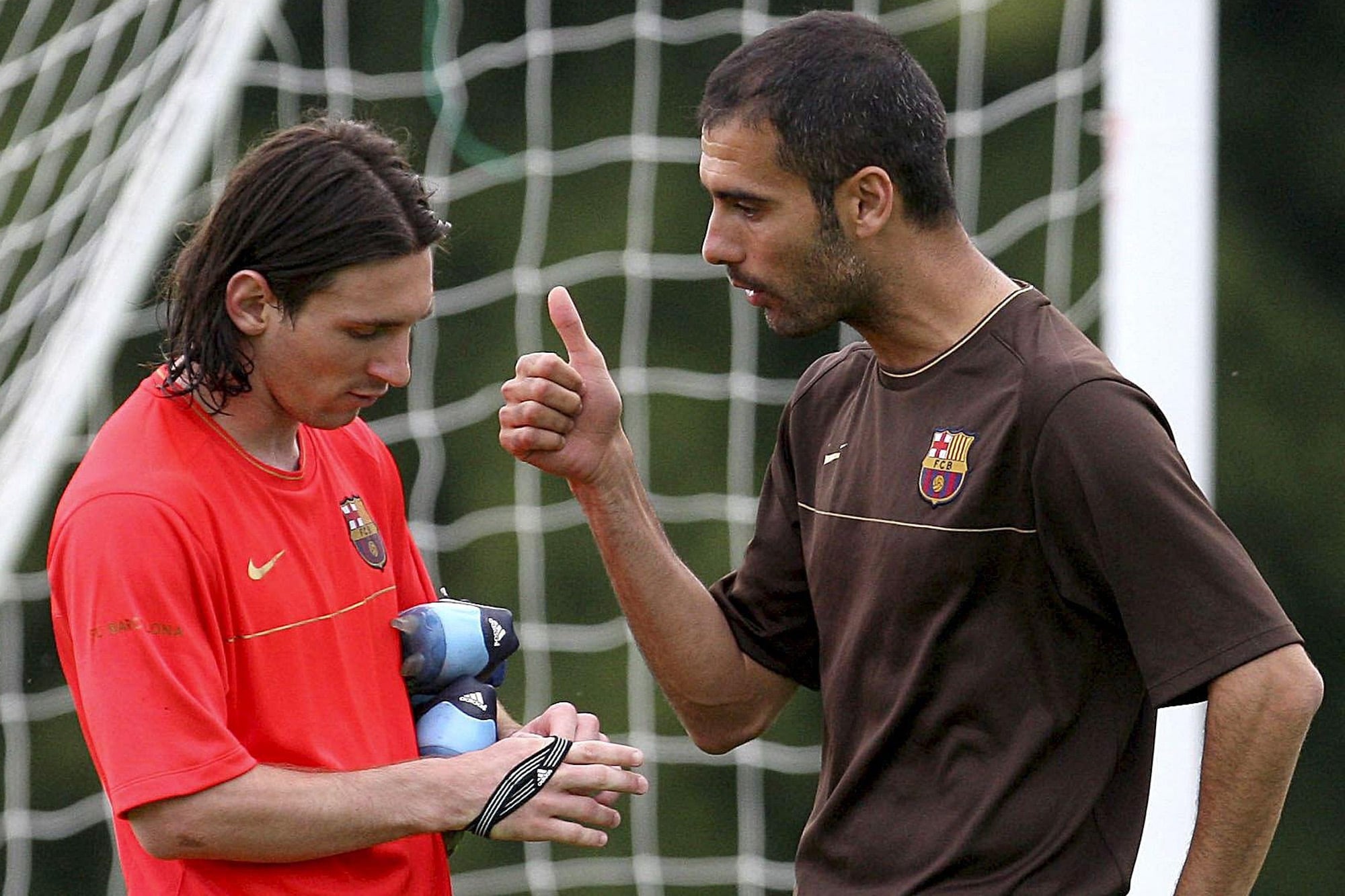 Messi y Guardiola en un entrenamiento de Barcelona en 2008; los primeros años de la estrella