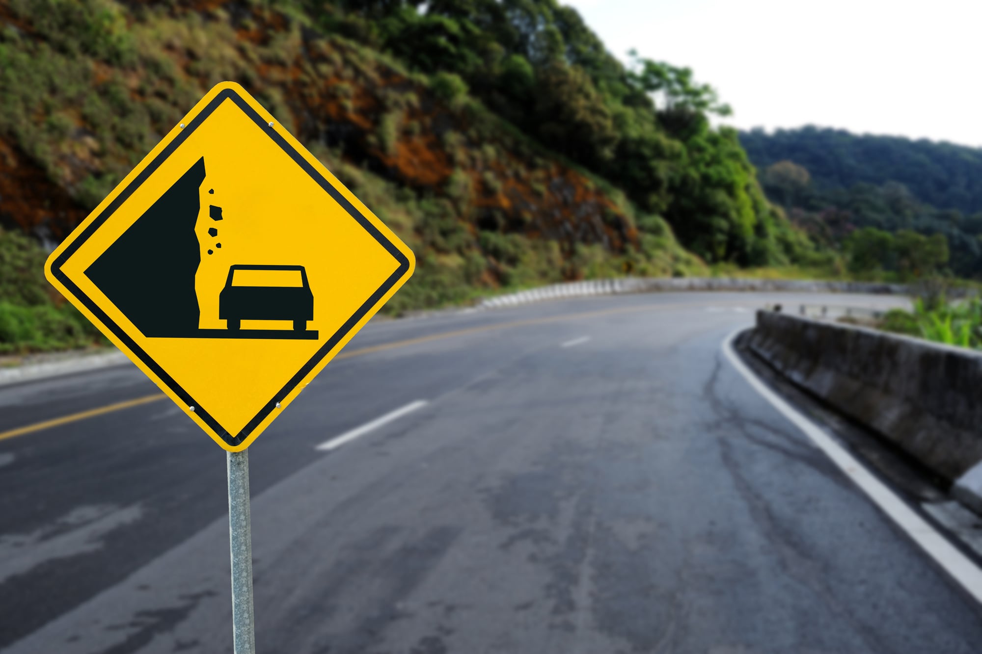 Las señales de tránsito son elementos clave en términos de seguridad vial