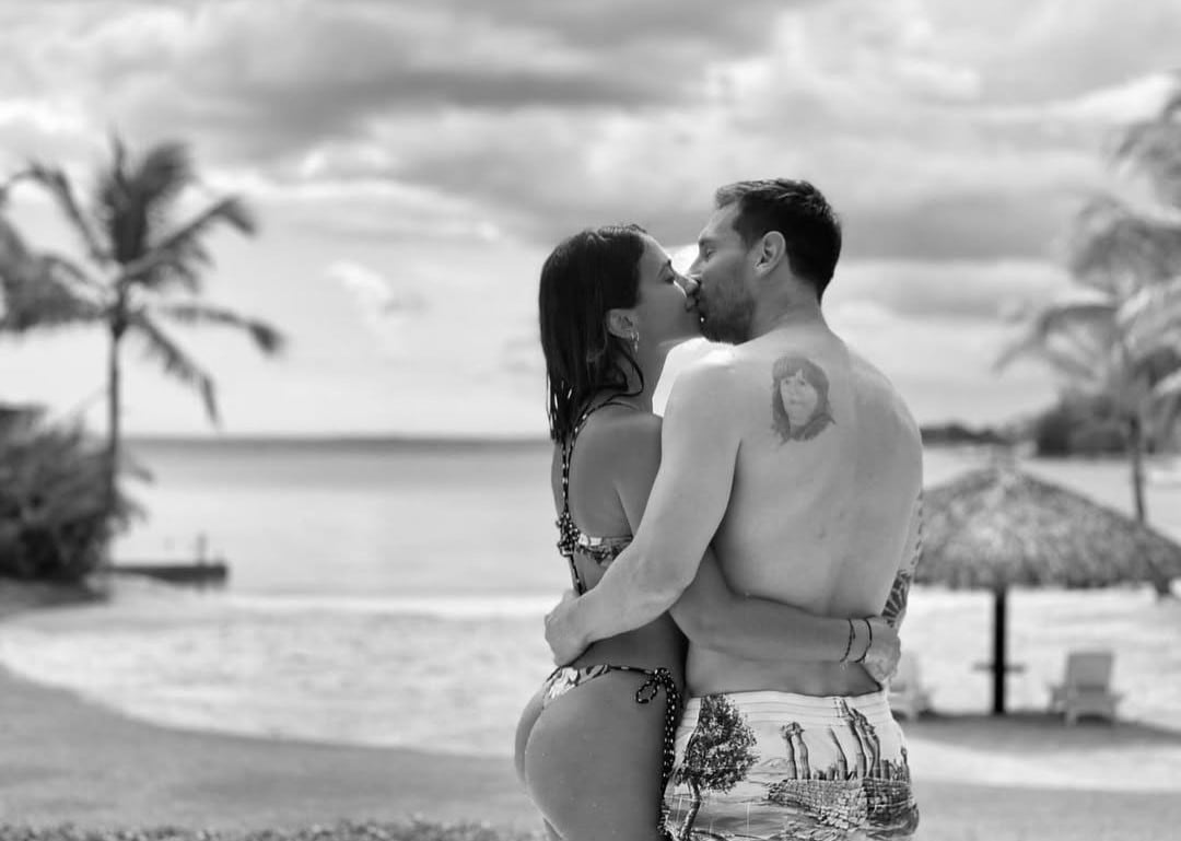 Enamorados frente al mar (Foto: Instagram @antonelaroccuzzo)