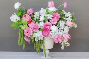 Cuatro arreglos florales para recibir a la primavera a puro color