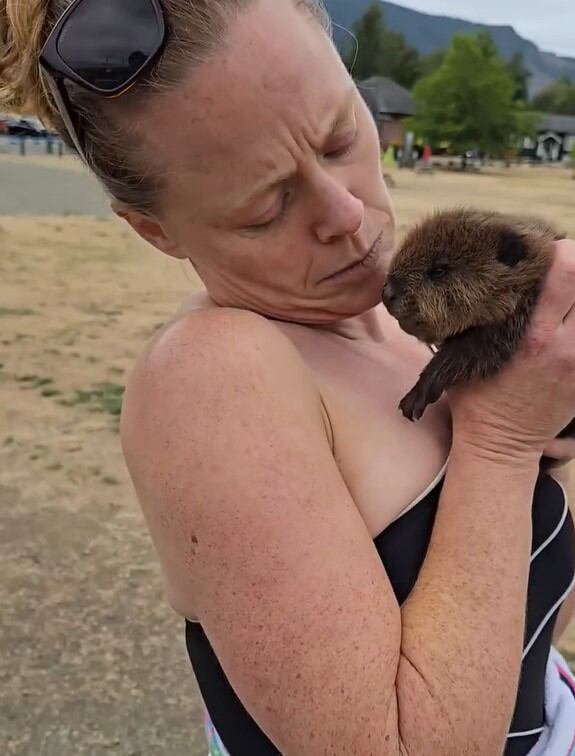El animal había estado sin su madre durante un tiempo, y sin la rápida ayuda de la familia, no hubiera sobrevivido.