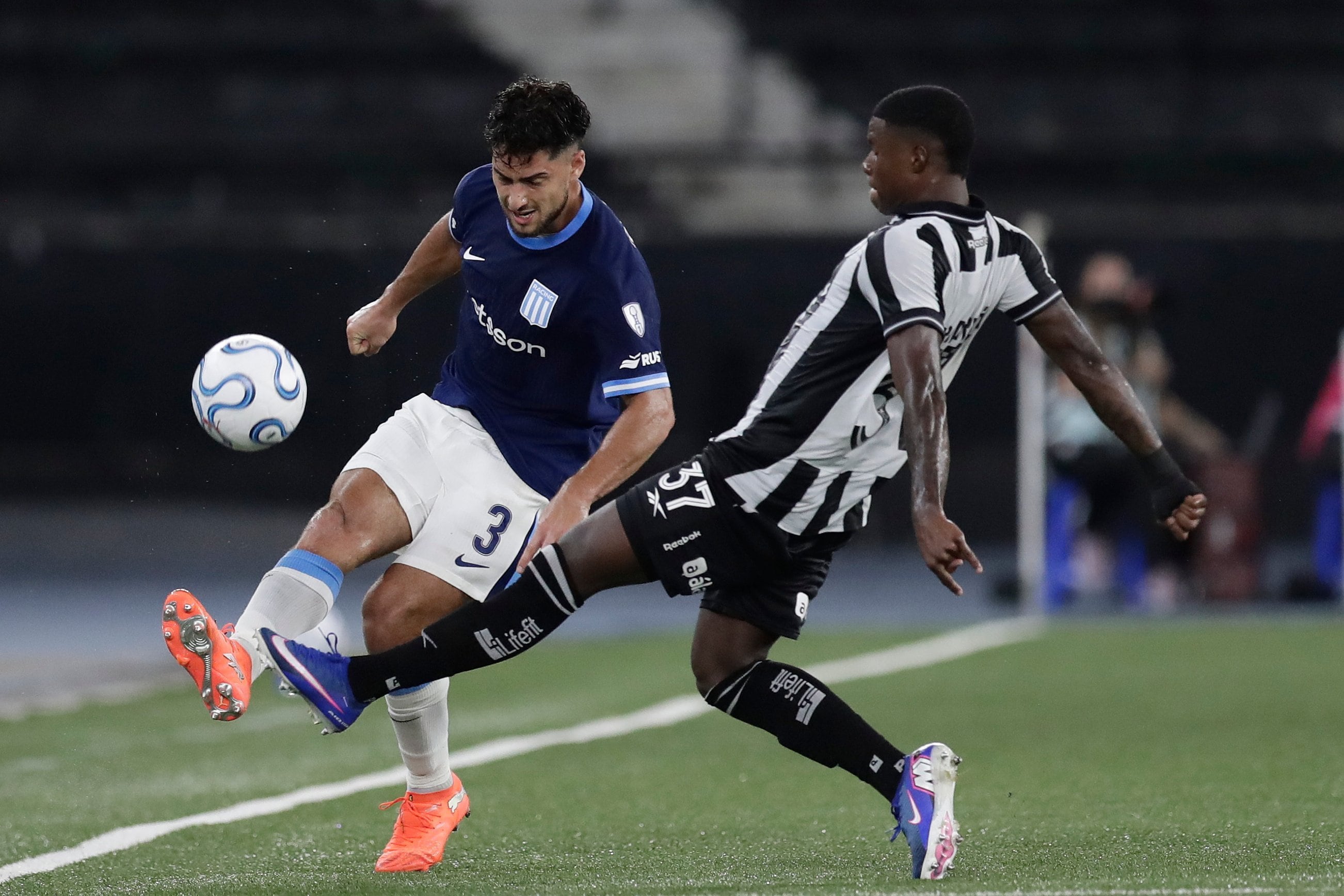 Marco Di Cesare enfrenta la marca de Kadir; el defensor de Racing cometió un grueso error que costó un gol en contra (AP Photo/Bruna Prado)