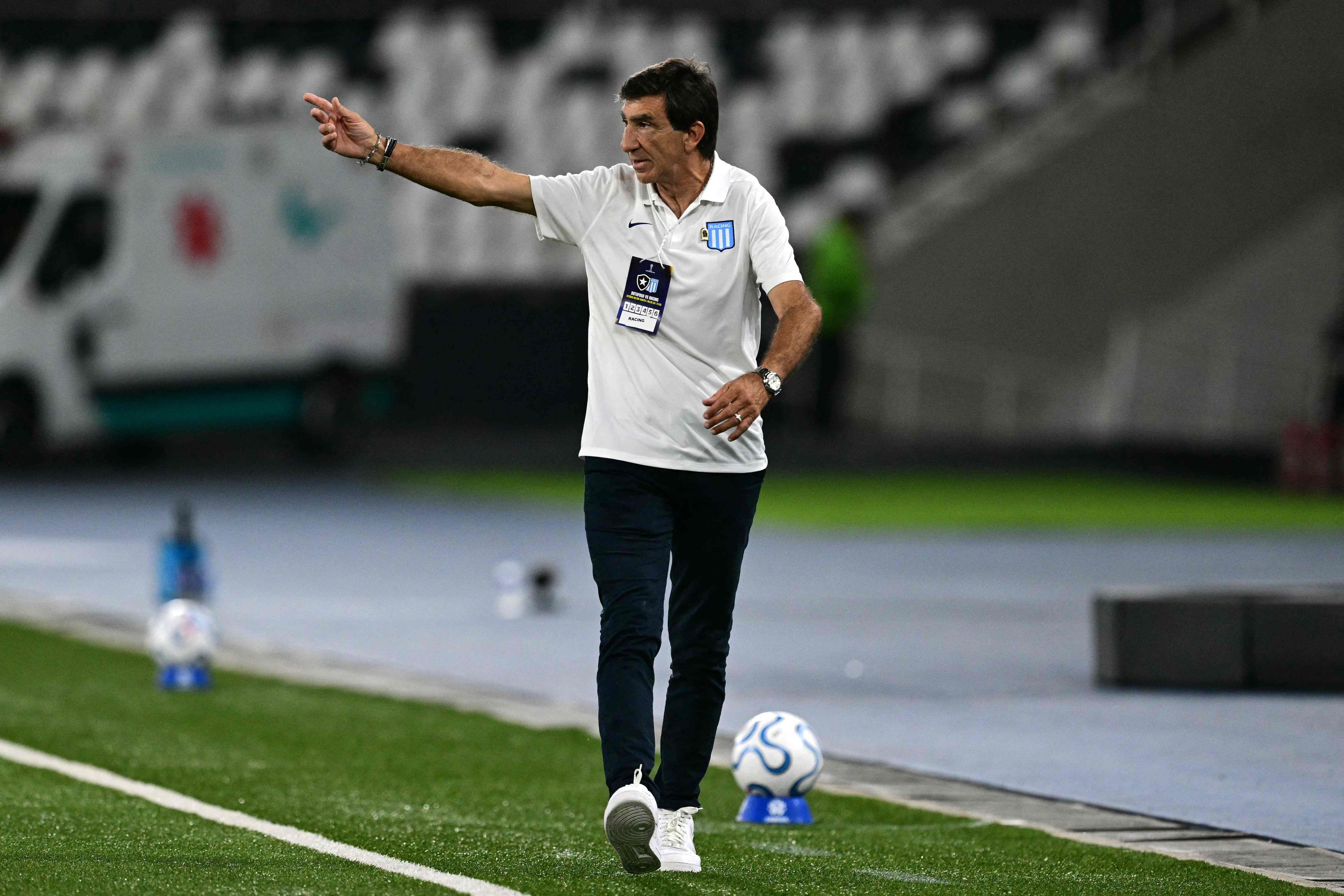 Gustavo Costas no consiguió reacomodar a un Racing que se desmorona por sus propias falencias (Photo by Pablo PORCIUNCULA / AFP)