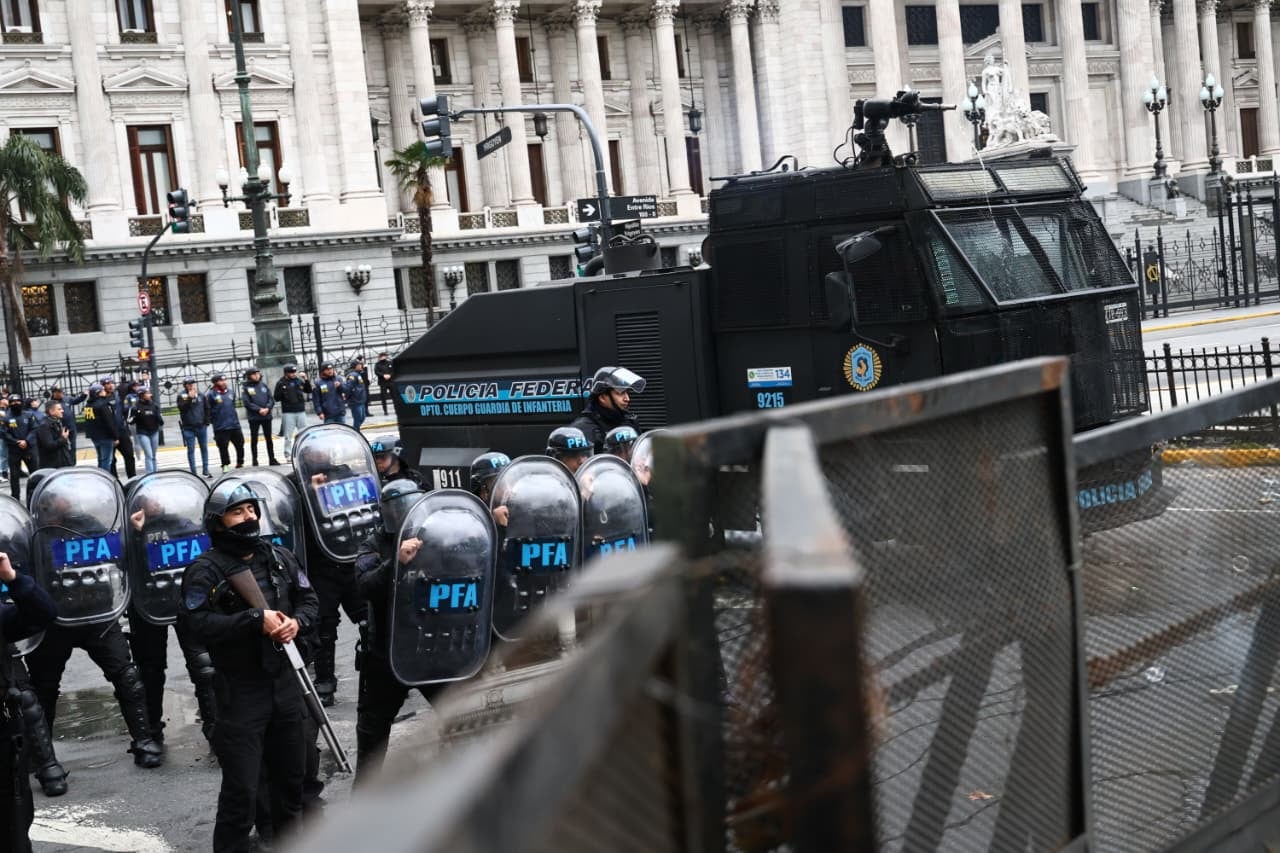 La policía apostada detrás de las vallas