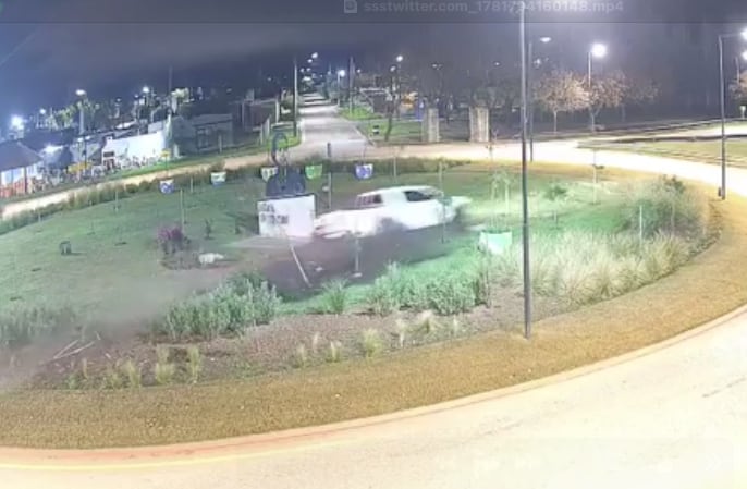 Un joven manejaba una camioneta a alta velocidad, atravesó una rotonda y chocó contra un guardarraíl