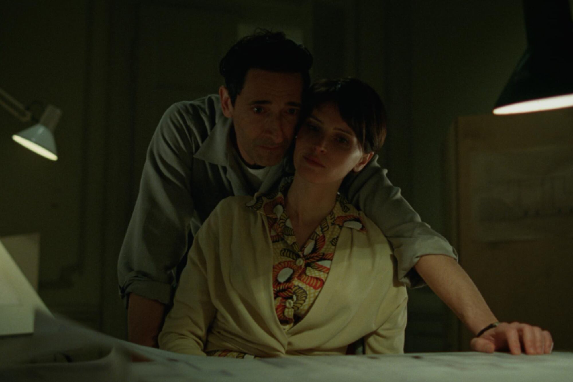 El Brutalista quedó envuelta en un escándalo cuando se reveló que utilizaron inteligencia artificial para mejorar el acento húngaro de Adrien Brody y Felicity Jones (Foto: IMDb)