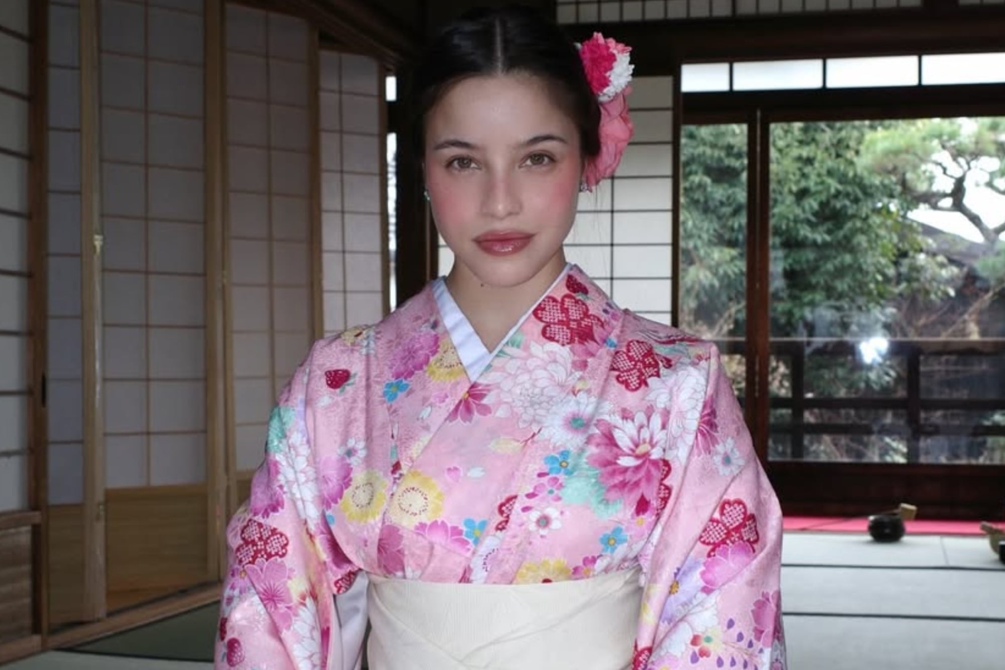Emilia Mernes visitó Japón durante sus vacaciones