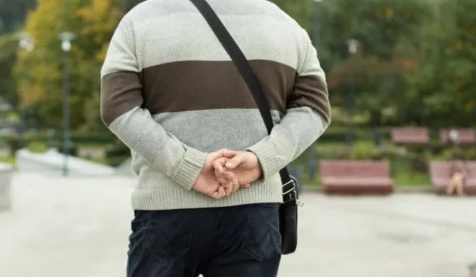 Las mano atrás pueden indicar introspección y concentración