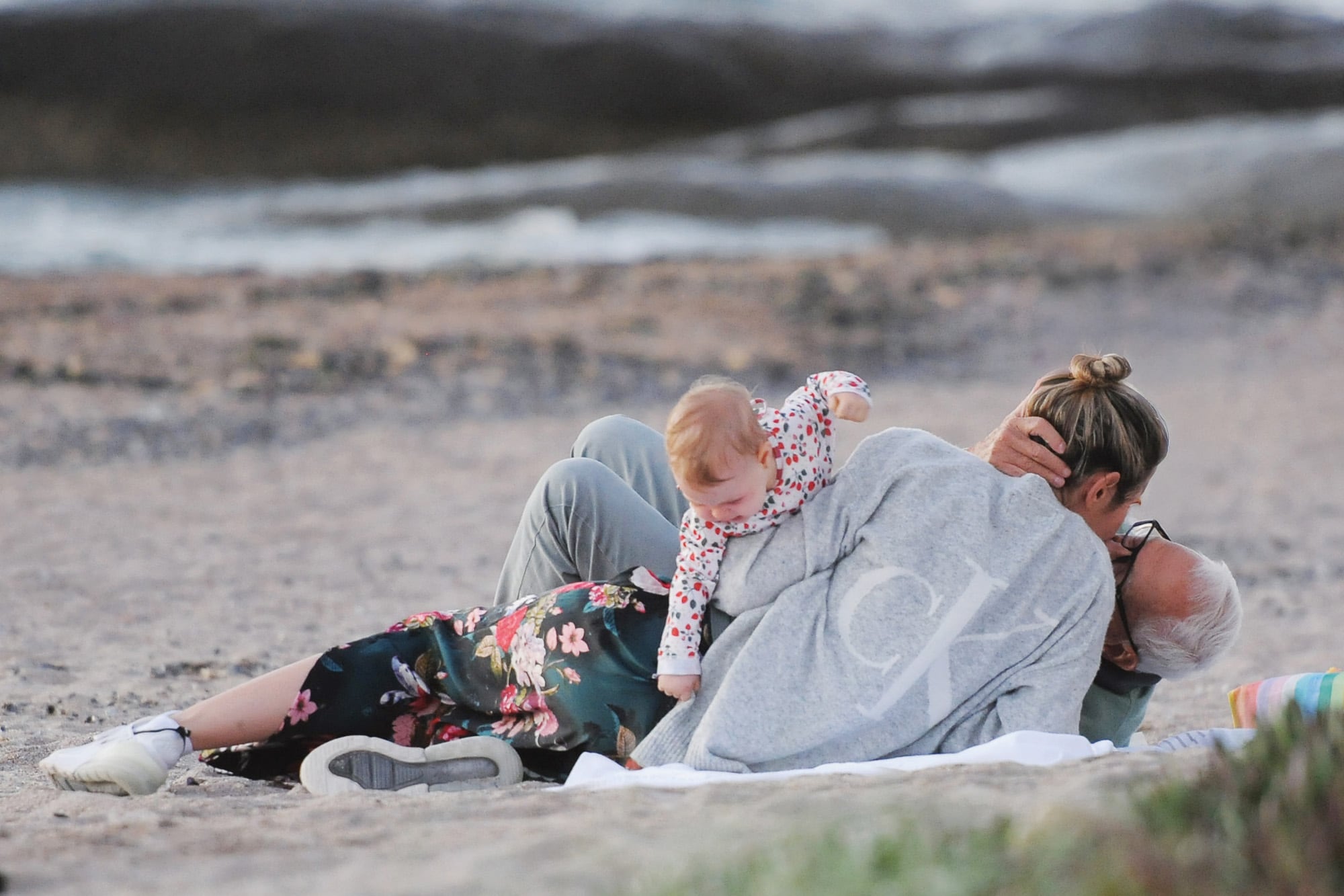 Tan enamorados como el primer día, Eduardo y Elina se besan en la playa con su hija como testigo