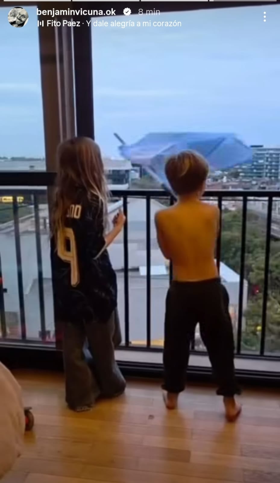 Benjamín Vicuña publicó una tierna foto de sus hijos más pequeños, Magnolia y Amancio, felices junto a una bandera argentina