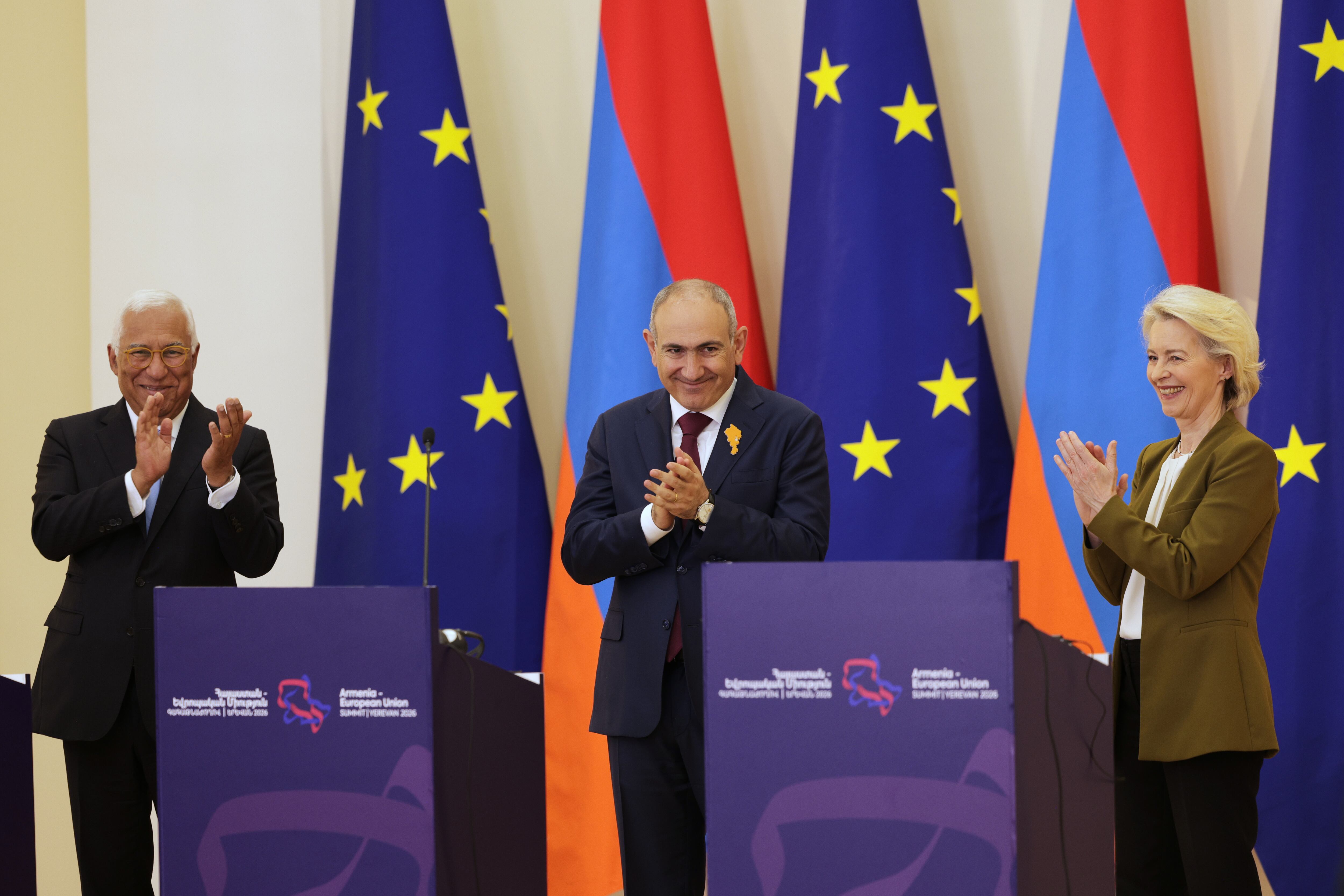 De izquierda a derecha, el presidente del Consejo Europeo, António Costa; el primer ministro de Armenia, Nikol Pashinyan, y la presidenta de la Comisión Europea, Ursula von der Leyen, tras una conferencia de prensa en la cumbre UE-Armenia en el palacio presidencial de Ereván, Armenia, el martes 5 de mayo de 2026. (AP Foto/Anthony Pizzoferrato)