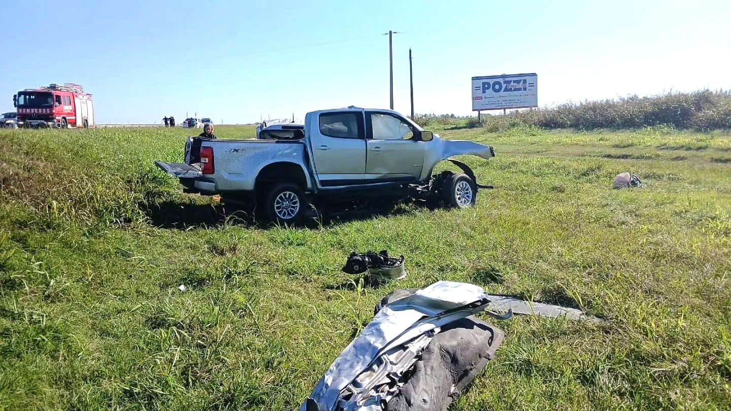 Llevaban a su hijo a un torneo de fútbol en otro pueblo y chocaron de frente: cuatro muertos