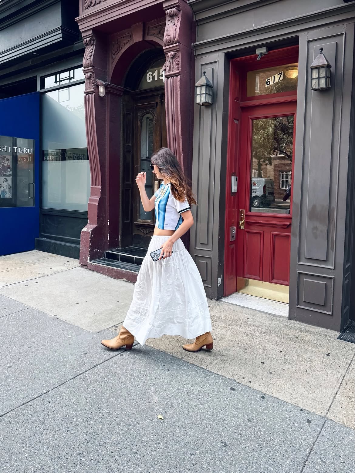 Siempre con un look albiceleste, la actriz y modelo combinó en esta oportunidad la camiseta de la Selección con una falda blanca y botas texanas