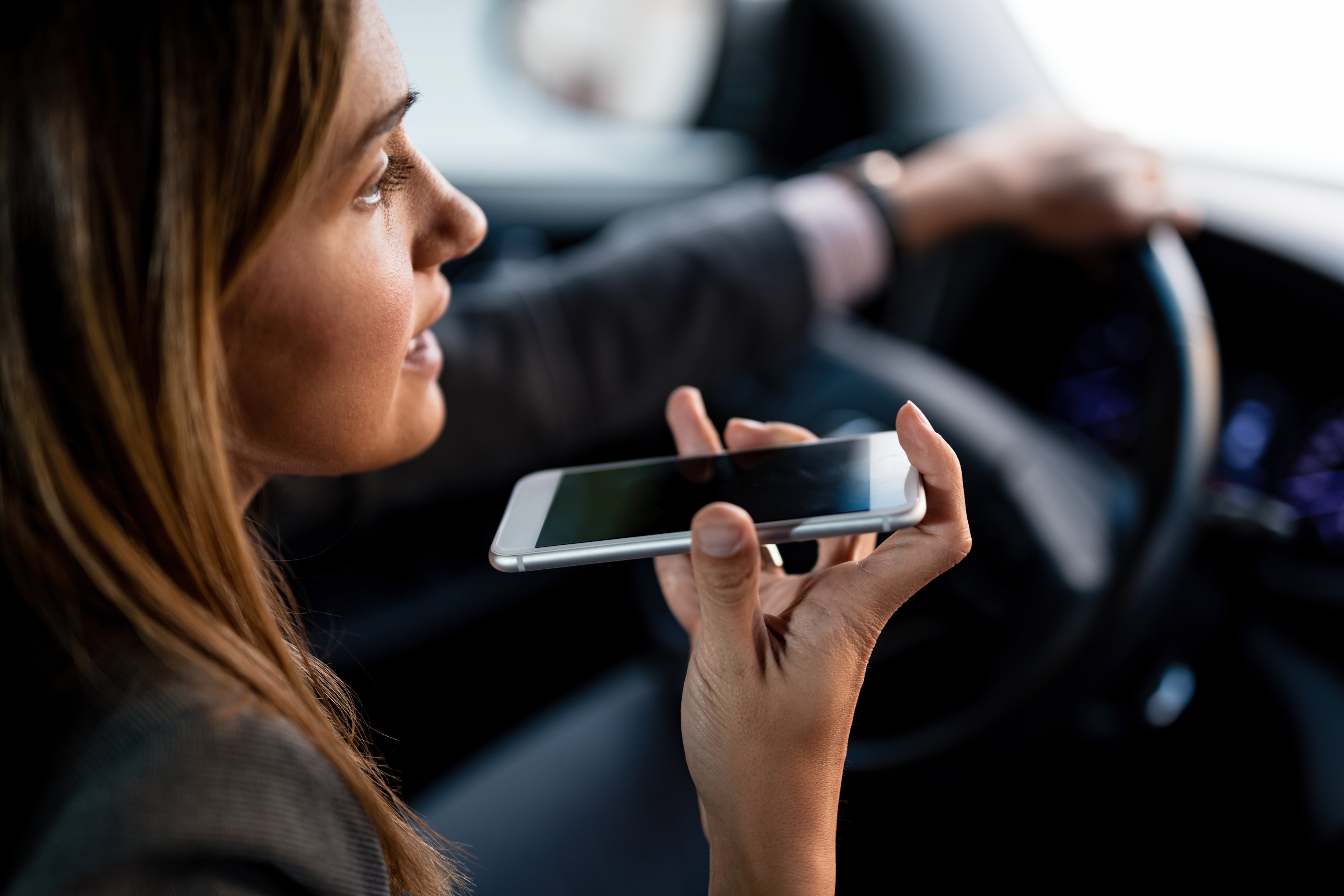 El Flhsmv advirtió sobre las consecuencias de usar el celular al conducir en Florida