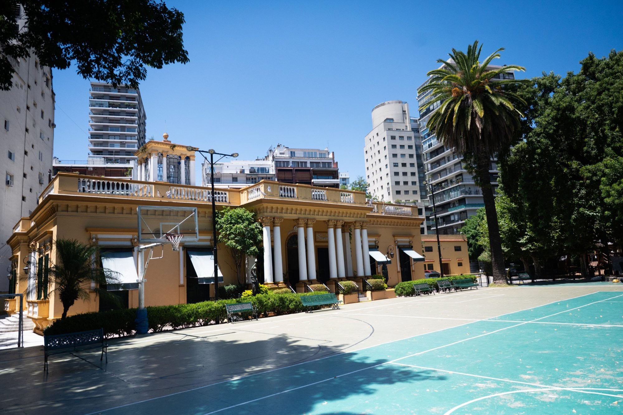 Frente a la casa principal del club, diseñada en 1876, nace una chancha de básquet