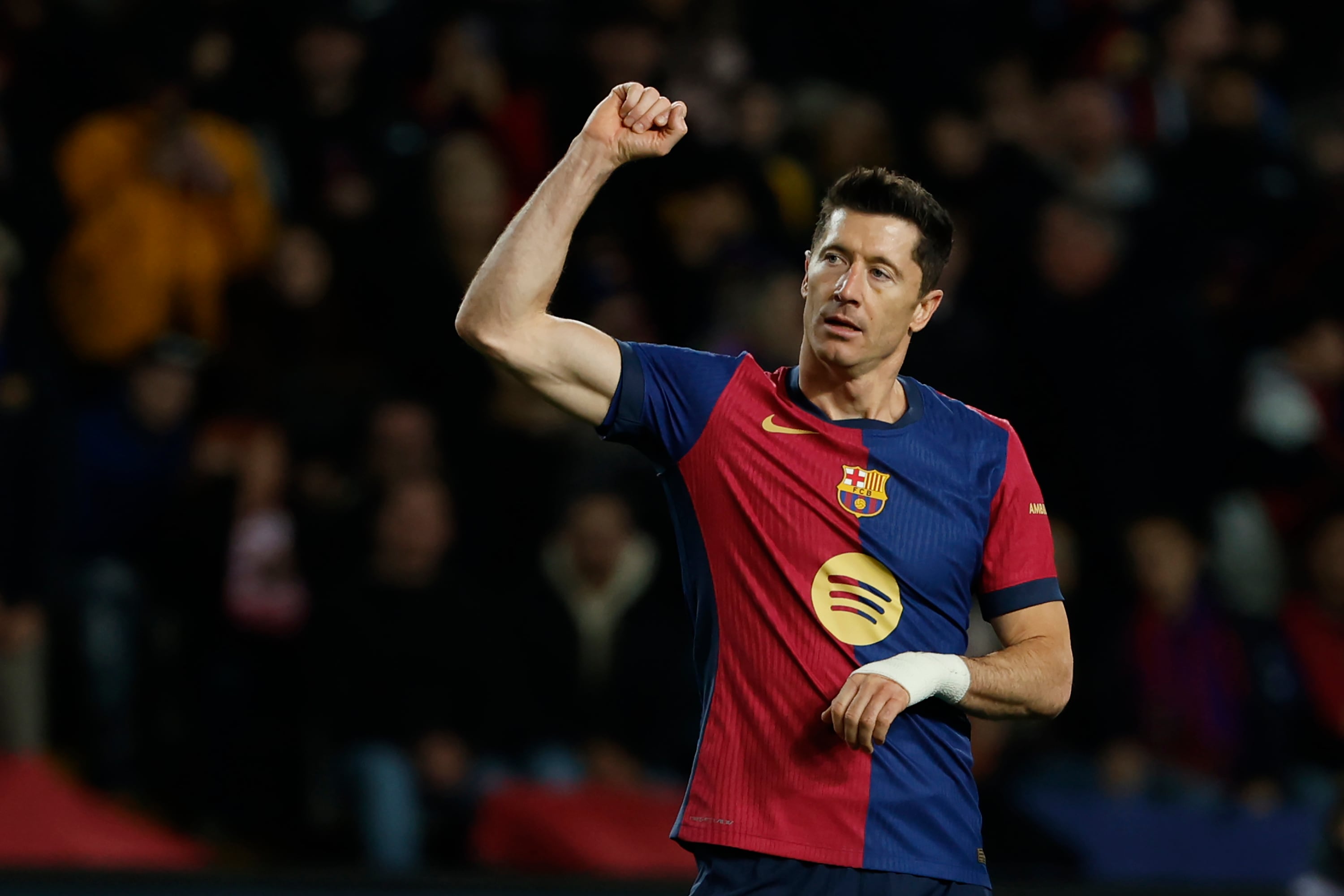 Robert Lewandowski estará ausente por lesión (Archivo)