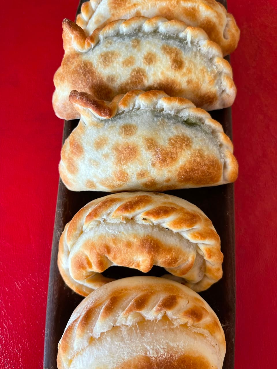 “Cada empanada se repulga manualmente y, como parte de nuestra tradición, respetamos las formas características de cada provincia