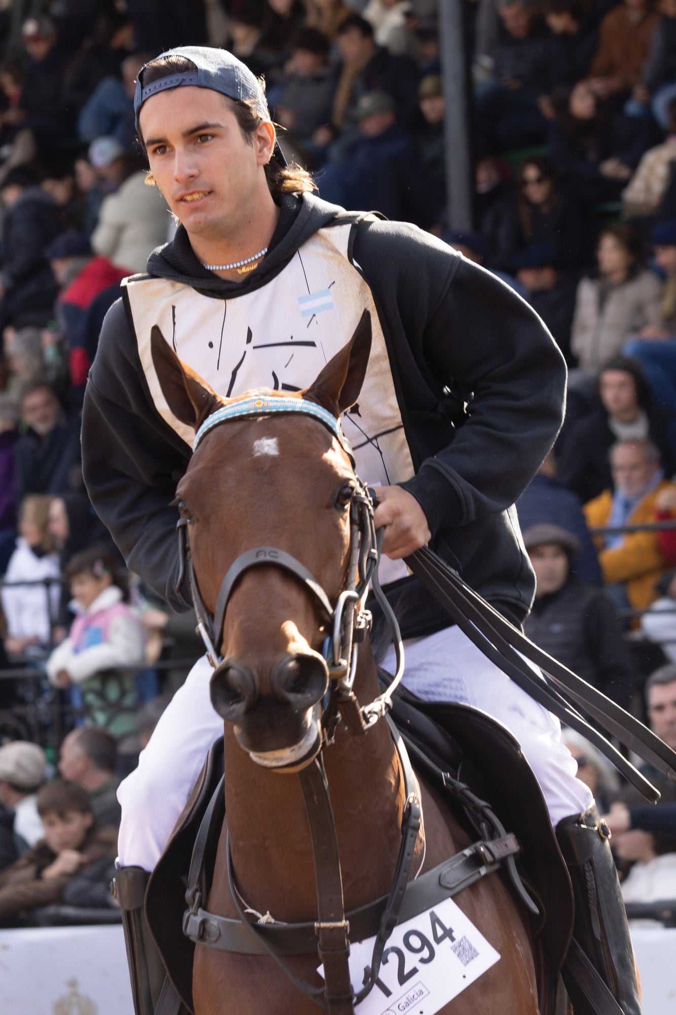 Poroto Cambiaso, en la pista con Dolfina Doctora, otra yegua que resultó campeona para La Dolfina Cría en la categoría dos años
mayor.