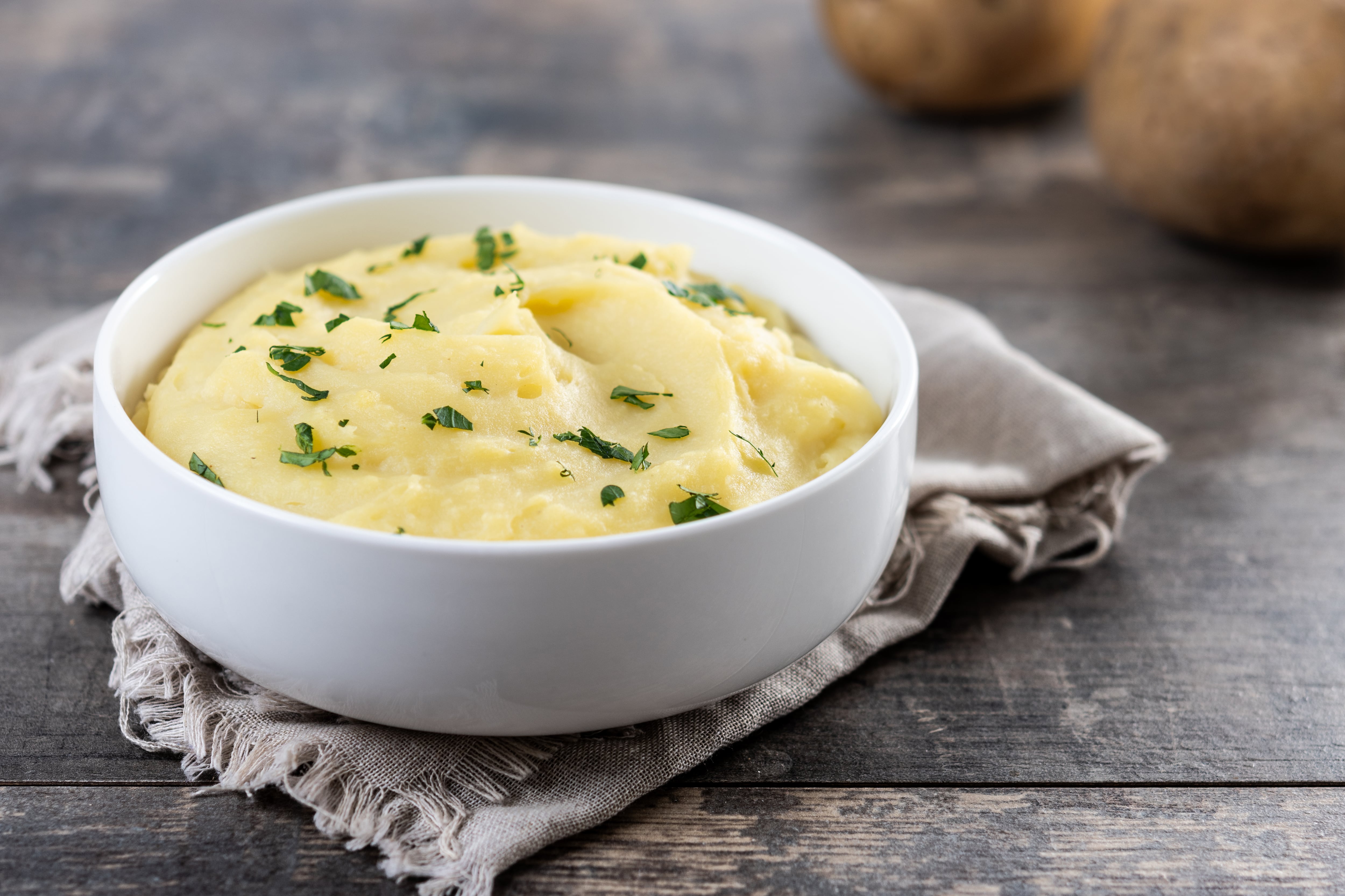 El puré de papas puede adoptar un gusto más sabroso con pequeños ingredientes (imagen ilustrativa)