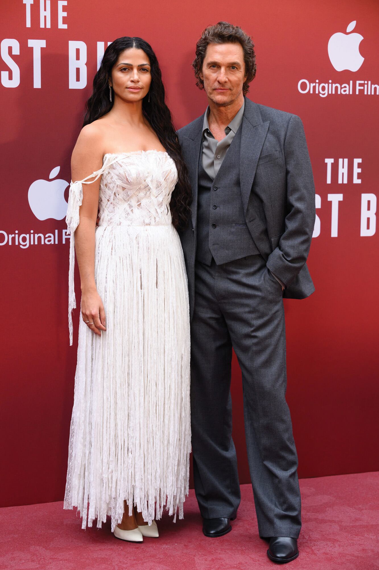 Para el estreno de su película en la capital inglesa, Matthew
eligió un traje con chaleco y sin corbata, todo en tonos de gris, mientras
que Camila impactó con un vestido de encaje y flecos, con breteles que
caían suavemente sobre sus brazos, de Dolce&Gabbana, que acompañó
con elegantes stilettos Jimmy Choo