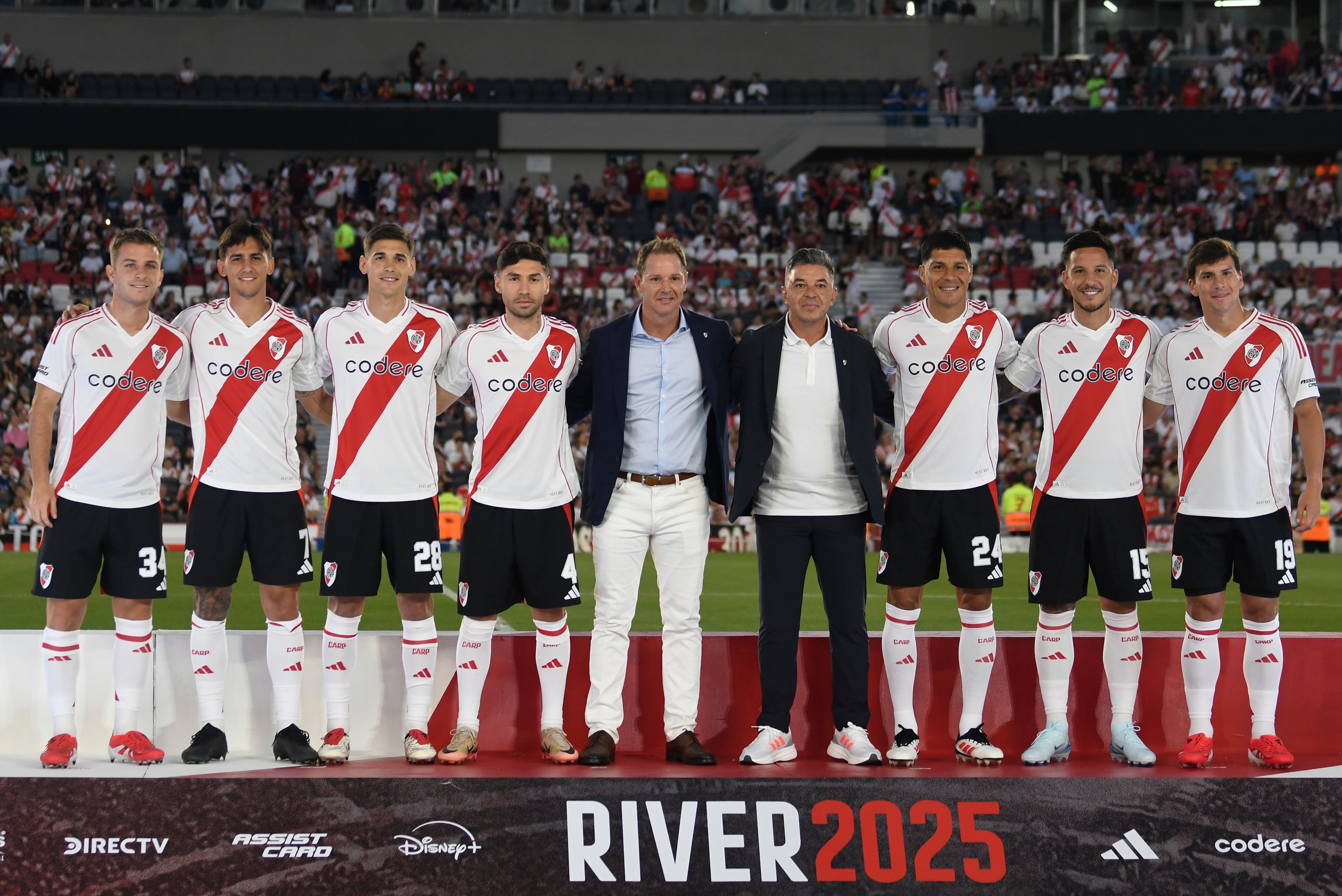 Desde la izquierda, Giuliano Galoppo, Matías Rojas, Lucas Martínez Quarta, Gonzalo Montiel, el presidente Jorge Brito, el técnico Marcelo Gallardo, Enzo Pérez, Sebastián Driussi y Gonzalo Tapia durante la presentación de los nuevos jugadores de River Plate ante de un amistoso ante México en el estadio Monumental de Buenos Aires