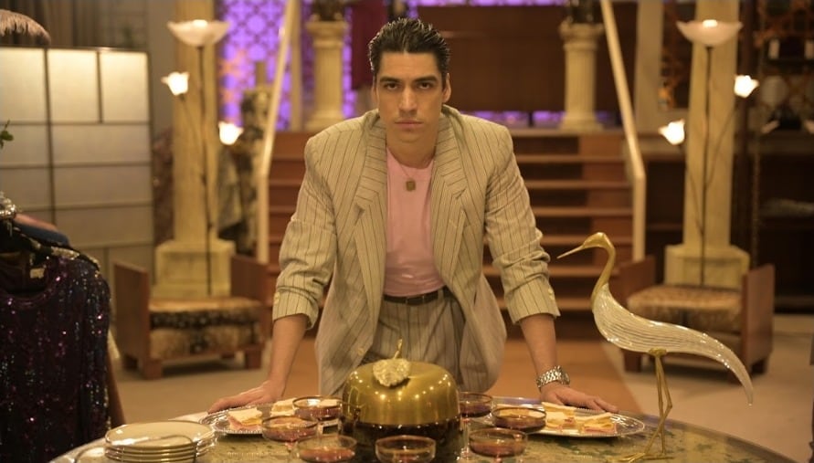 Agustín Sullivan caracterizado como Carlitos Jr.