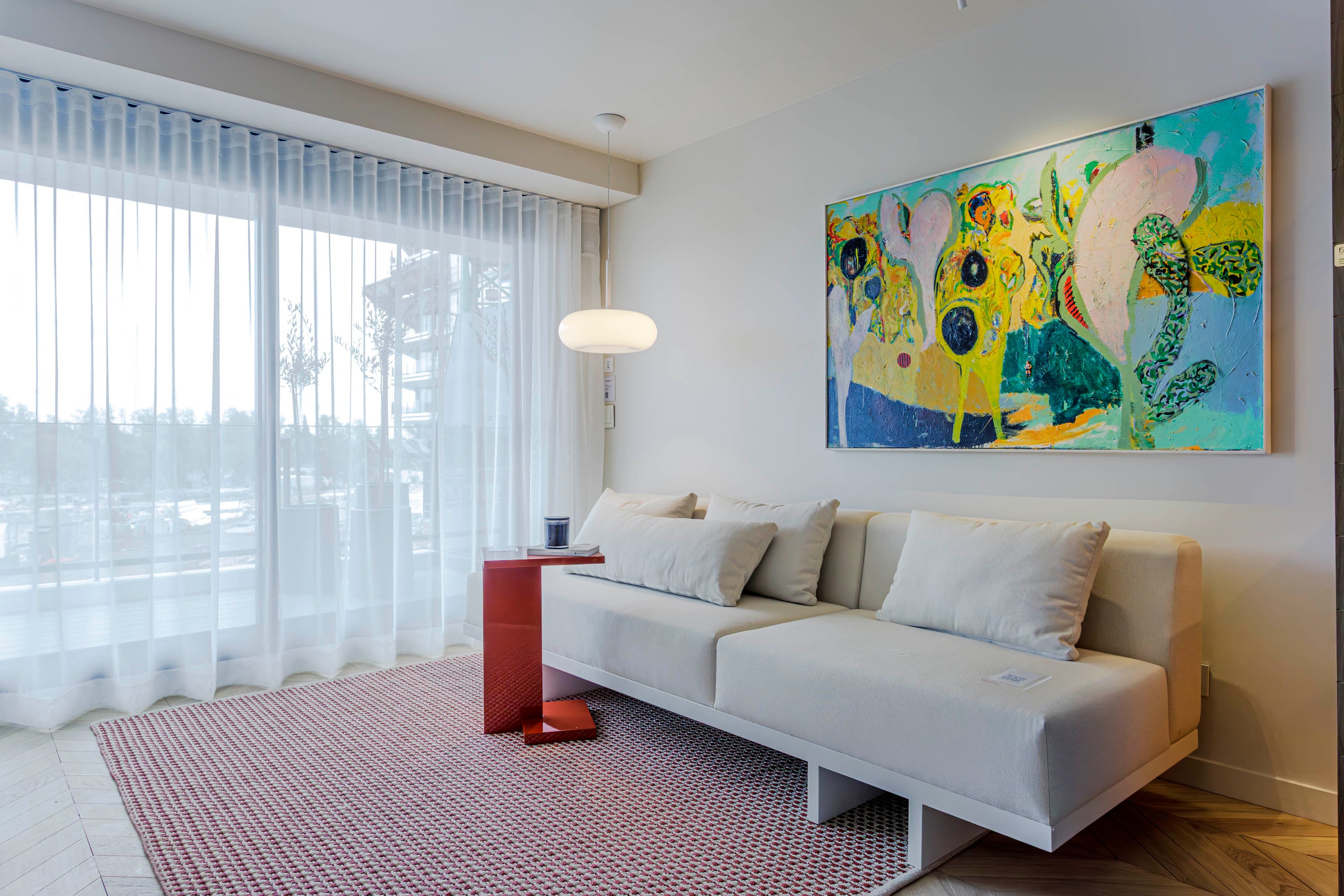 Alfombra (Rugit). Cortinas de Hunter Douglas hechas a medida por Elarq. El sillón y la mesa de arrime se diseñaron junto a Urbano Estudio.