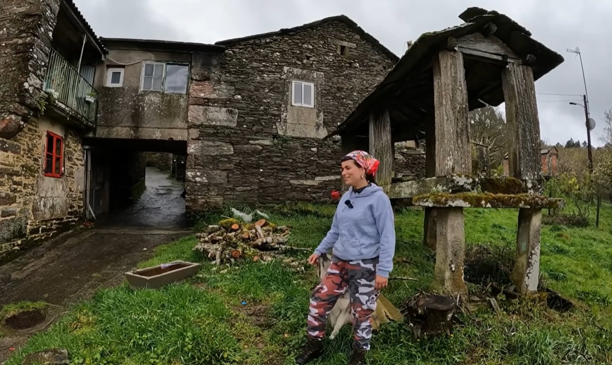 La huerta y la recolección de alimentos le permiten destinar apenas 50 euros por mes a las compras (Captura: YouTube @hilux_aventura)