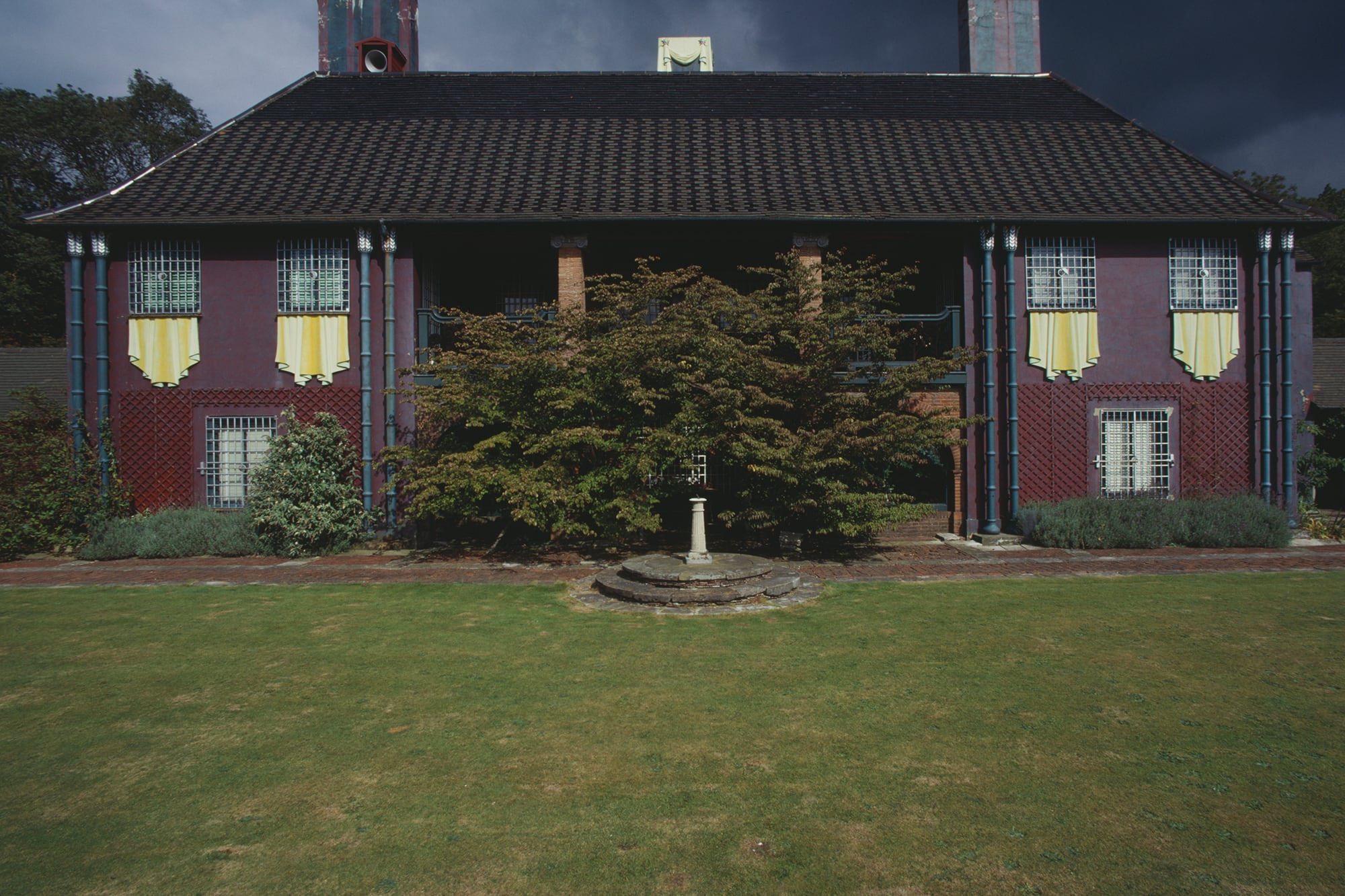 Cómo es la finca inglesa intervenida por Salvador Dalí con columnas que parecen bambú y sillones con forma de besos