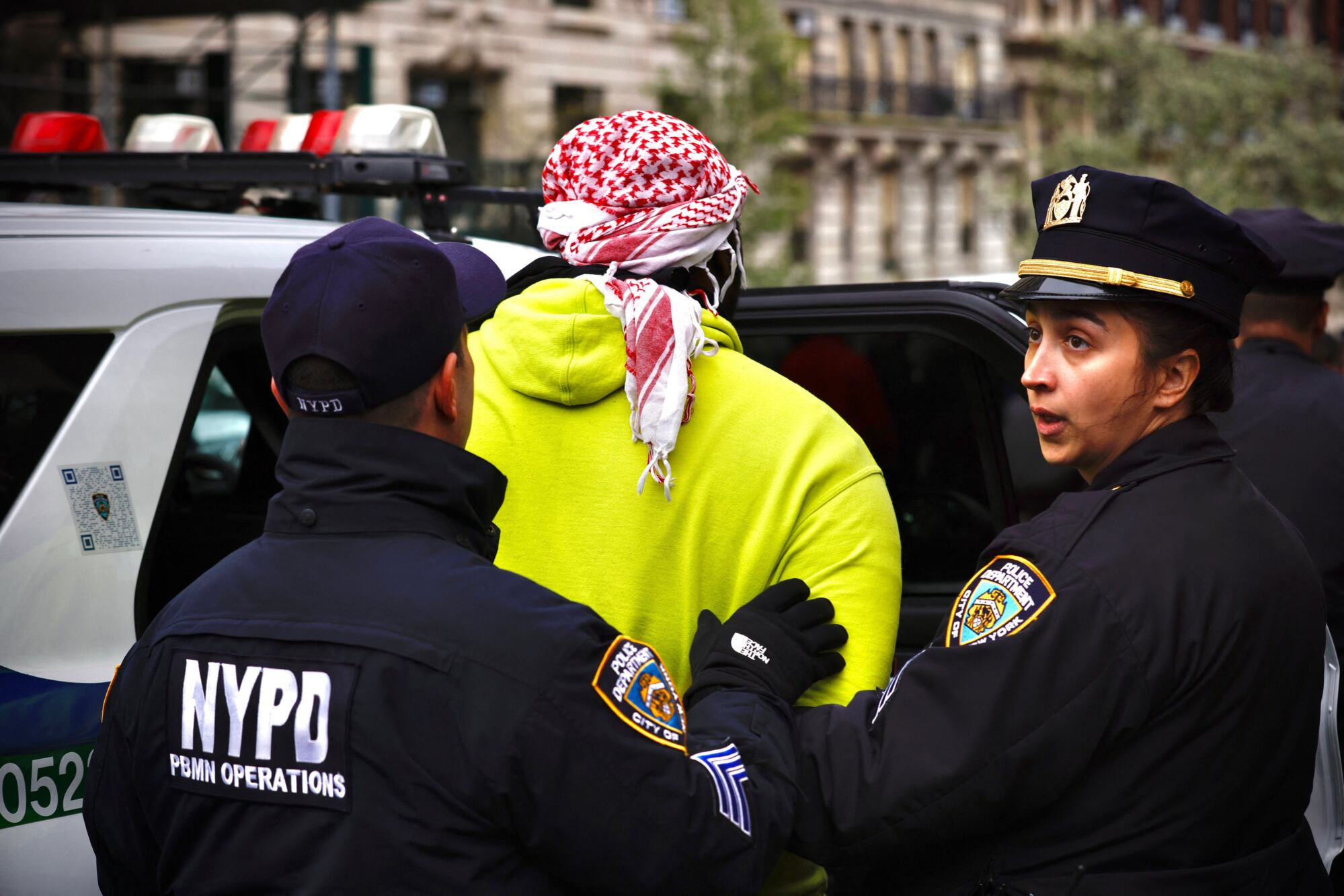 Agentes de la policía de Nueva York detienen a una persona mientras manifestantes pro palestinos se reúnen frente a la Universidad de Columbia en la ciudad de Nueva York el 18 de abril de 2024