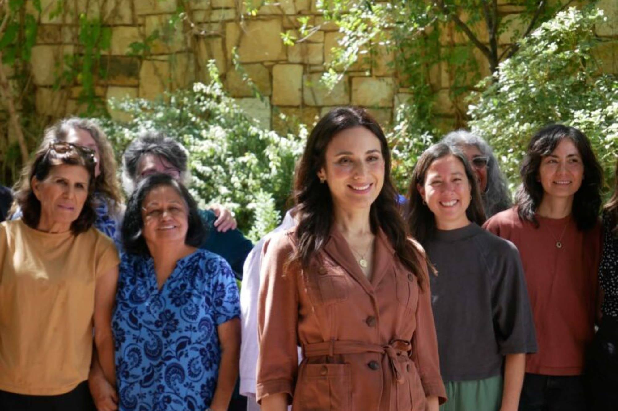 Quién es Gina Hinojosa, la latina que quiere reemplazar a Greg Abbott en Texas