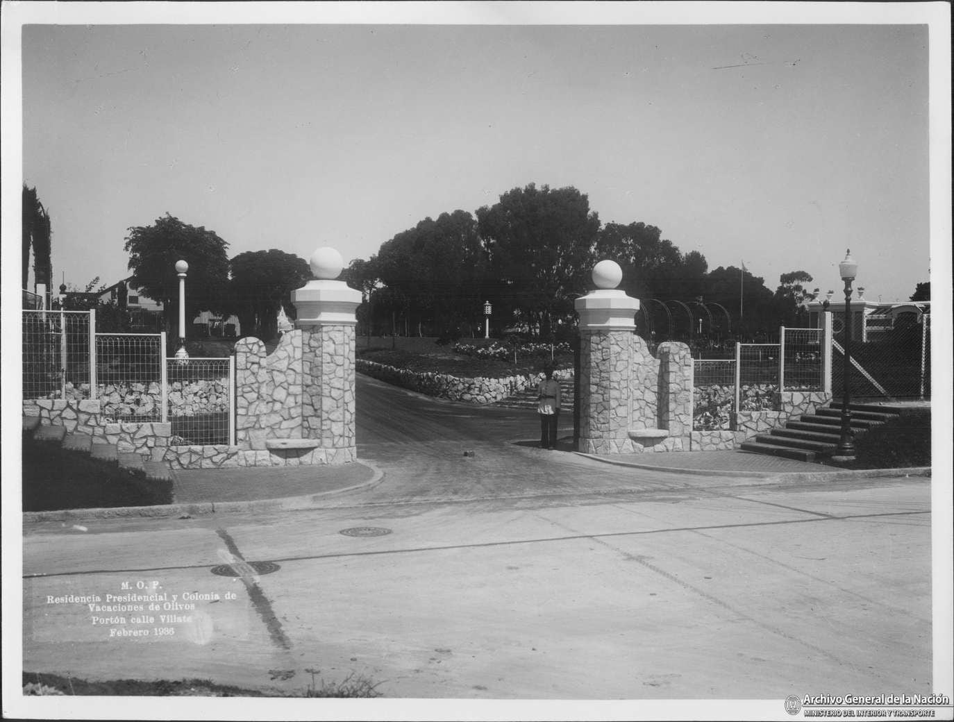 Ingreso por la calle Villate a la Quinta Presidencial, en febrero de 1935, por entonces, una Colonia de Vacaciones de Niños.