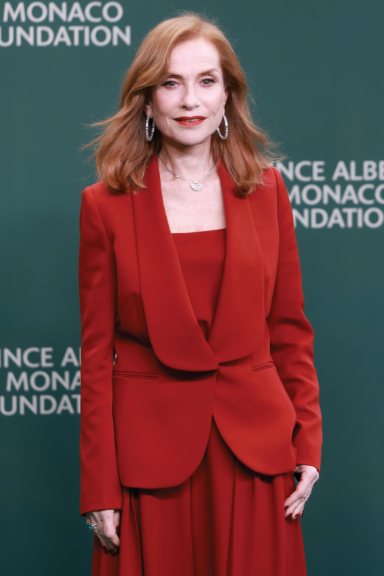 La actriz Isabelle Huppert apostó por un total look rojo, que accesorizó con joyas Chopard