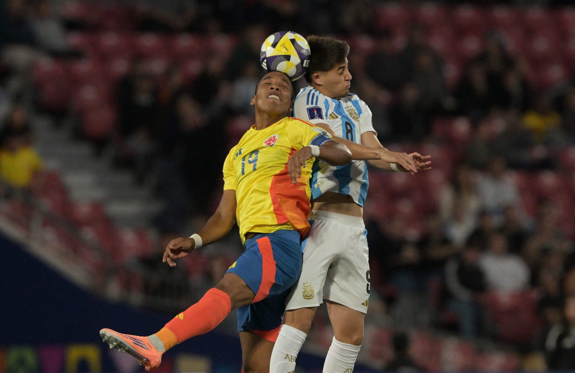 La disputa área de Valentino Acuña con Kener González