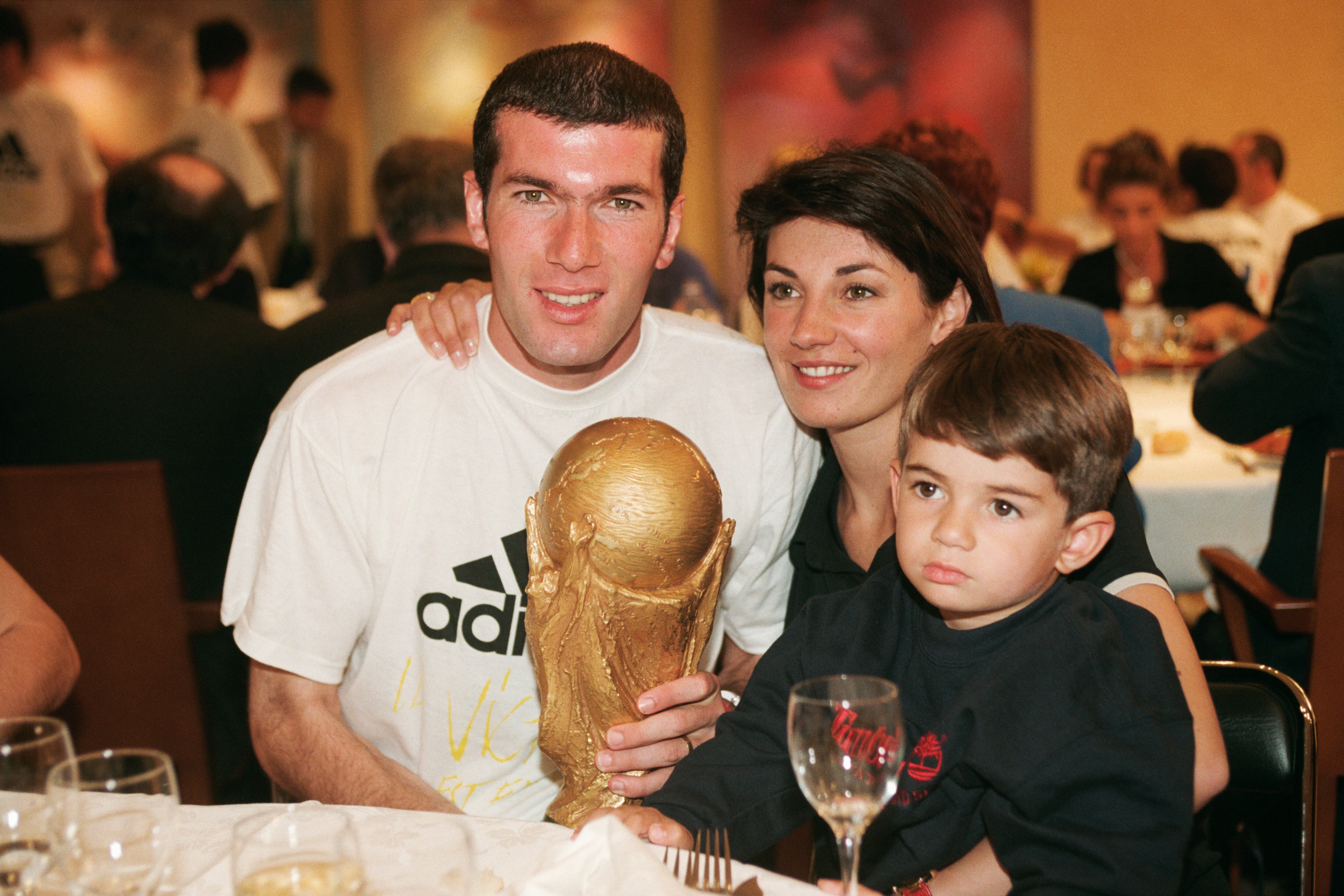 1998. Zinedine Zidane posa con la copa del mundo junto a su esposa Veronique y el pequeño Enzo