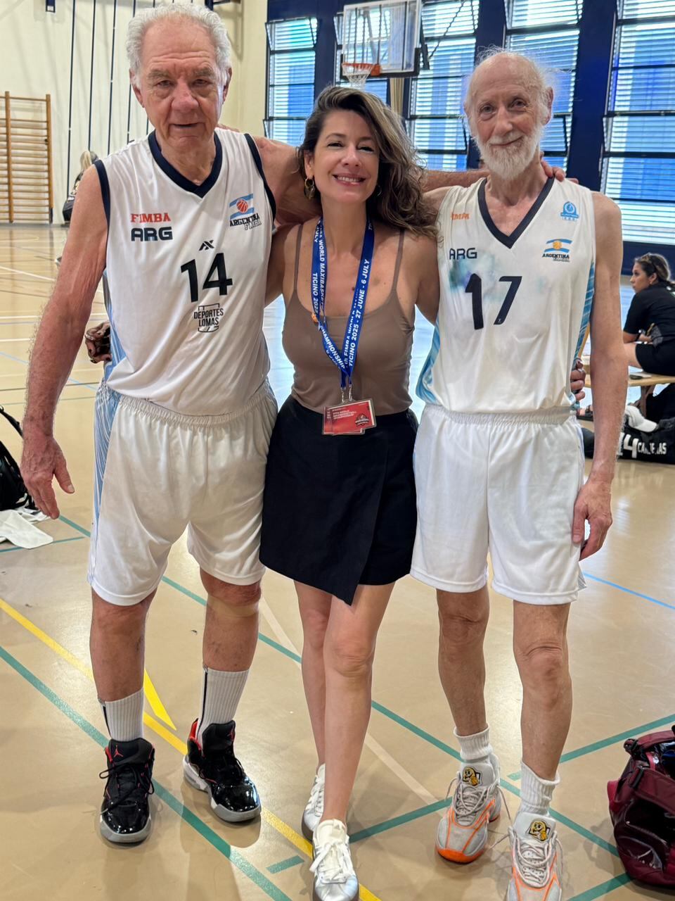 La doctora María Teresa Salazar acompañó a la categoría +80 en su entrenamiento previo al mundial y luego durante el desarrollo del campeonato