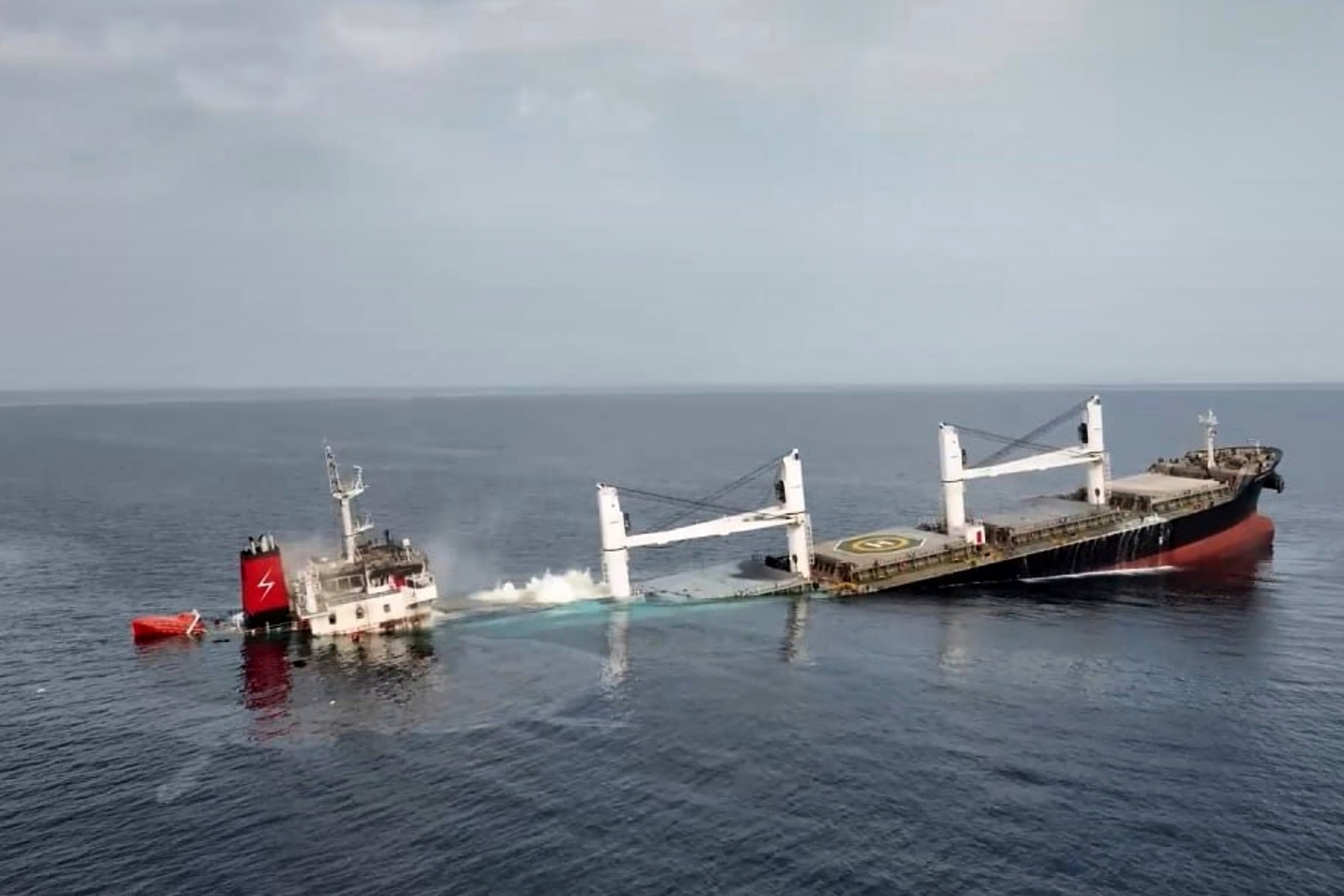 Un proyectil hunde un buque indio frente a las costas de Yemen y crece la preocupación por la seguridad marítima