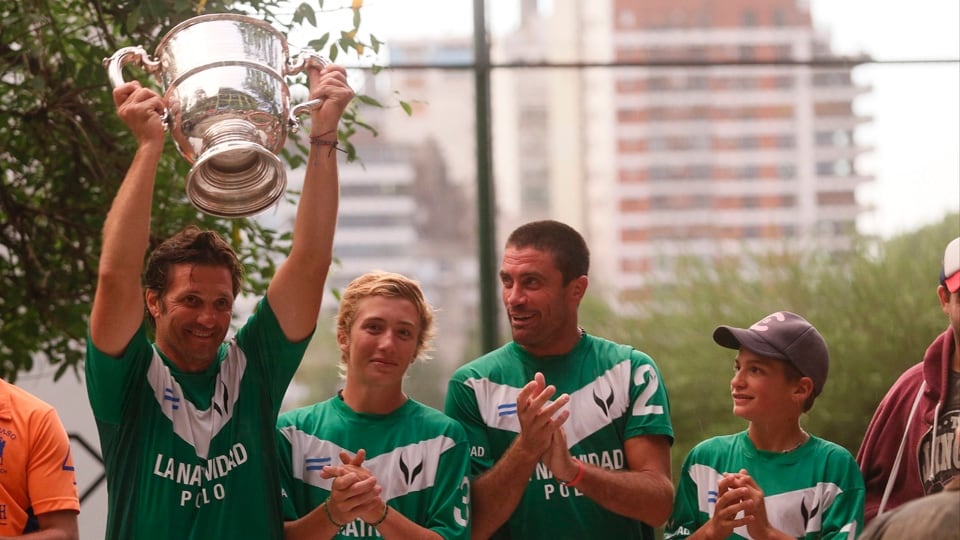 Un diminuto 'Jeta' Castagnola aplaude a su padre cuando éste levanta la Copa República Argentina, conquistada junto a 'Barto' (el segundo desde la izquierda) en 2016 y por La Natividad; un recuerdo indeleble.